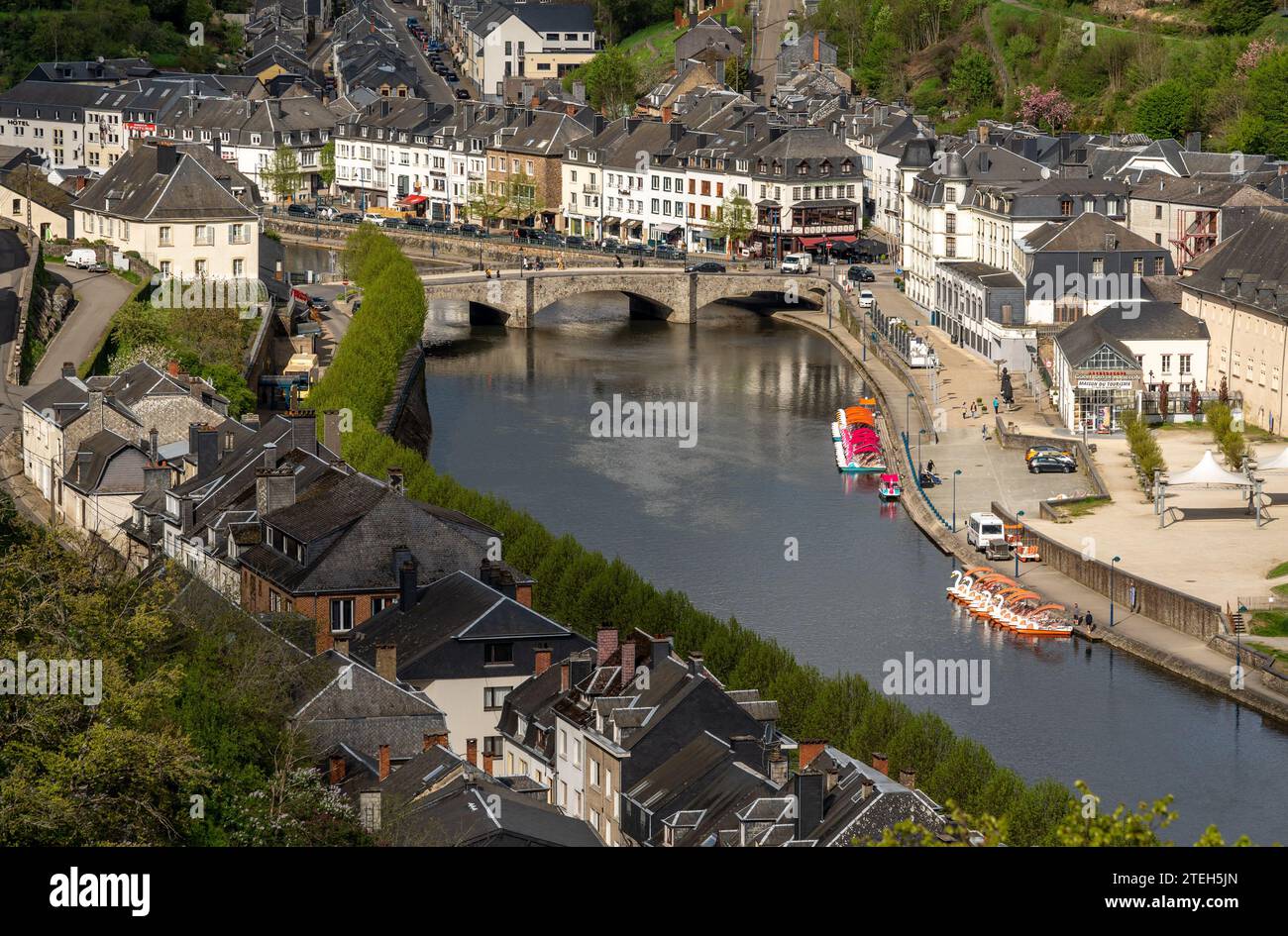 Bouillon, Belgique, 05.05.2023, rivière Semois et centre-ville de Bouillon, une destination touristique populaire dans les Ardennes belges, vue en haut de la colline Banque D'Images