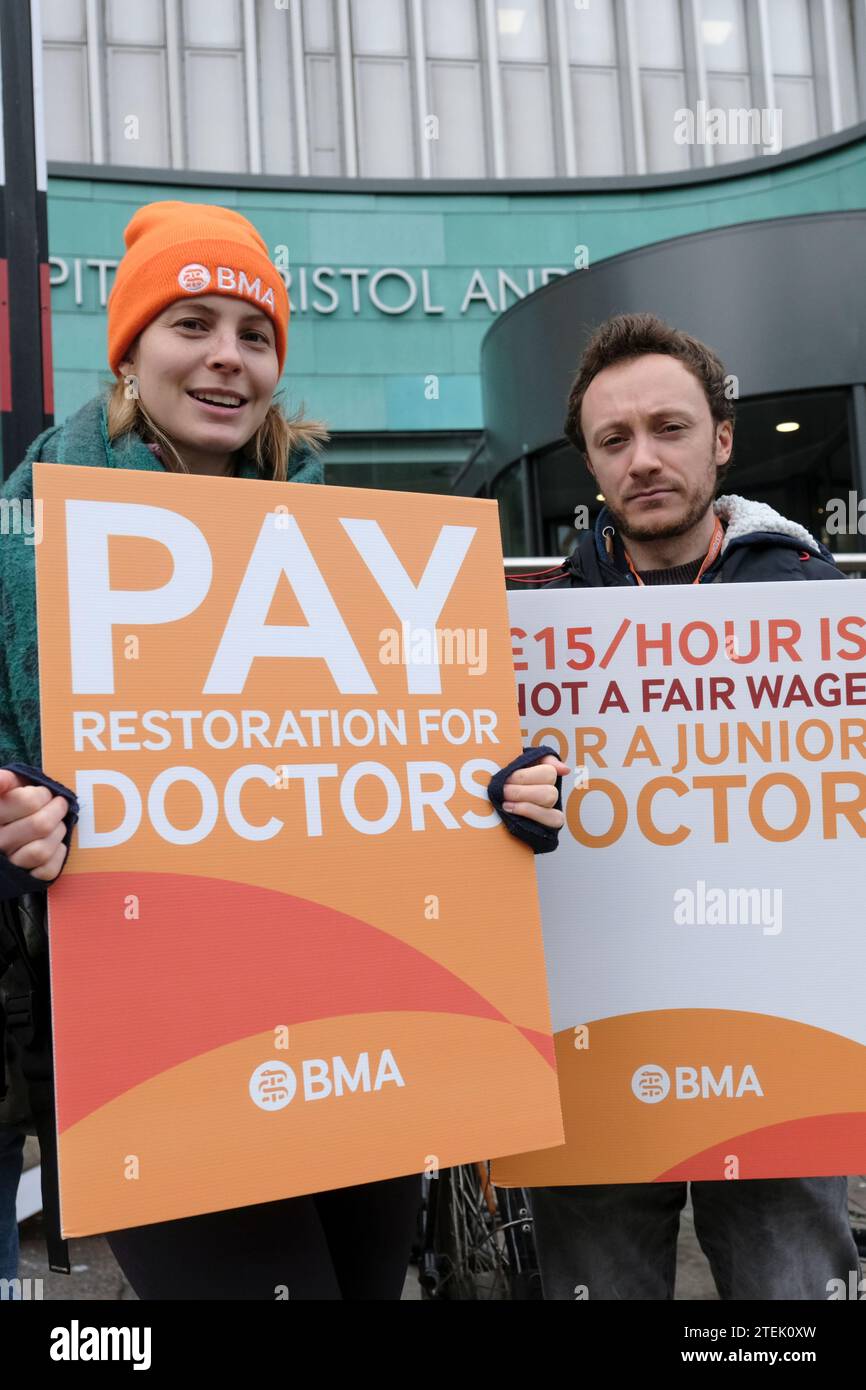 Bristol, Royaume-Uni. 20 décembre 2023. Les médecins juniors poursuivent leur grève dans le cadre de leur différend salarial. Soutenu par la BMA leur demande de salaire, vise à rétablir le revenu perdu par des années de hausses de salaire inférieures à l'inflation. De nombreux médecins envisagent de quitter le NHS ; le rétablissement des salaires vise à retenir des médecins qualifiés et à protéger le NHS. Ce tour de grève durera trois jours à partir d'aujourd'hui, reprenant le 3 janvier pour six jours, ce qui en fait la grève la plus longue de l'histoire du NHS. Les médecins sont photographiés à l'extérieur de l'infirmerie royale de Bristol ou BRI à Bristol. Crédit : JMF News/Alamy Live News Banque D'Images