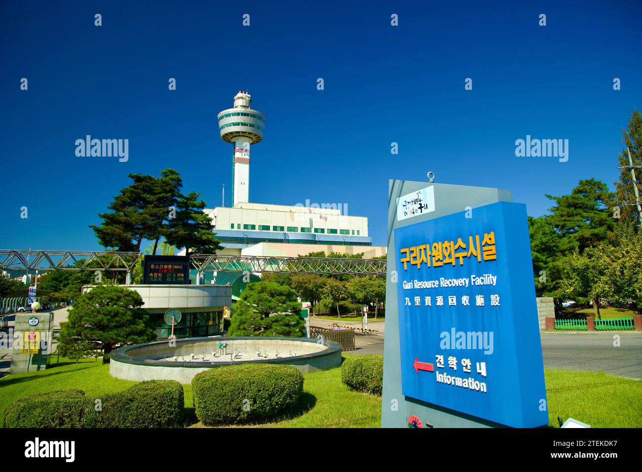 Guri City, Corée du Sud - 30 septembre 2023 : la tour Guri se dresse au-dessus du ruisseau Wangsuk, une plate-forme d'observation entourant un tuyau d'échappement pour le Guri Banque D'Images