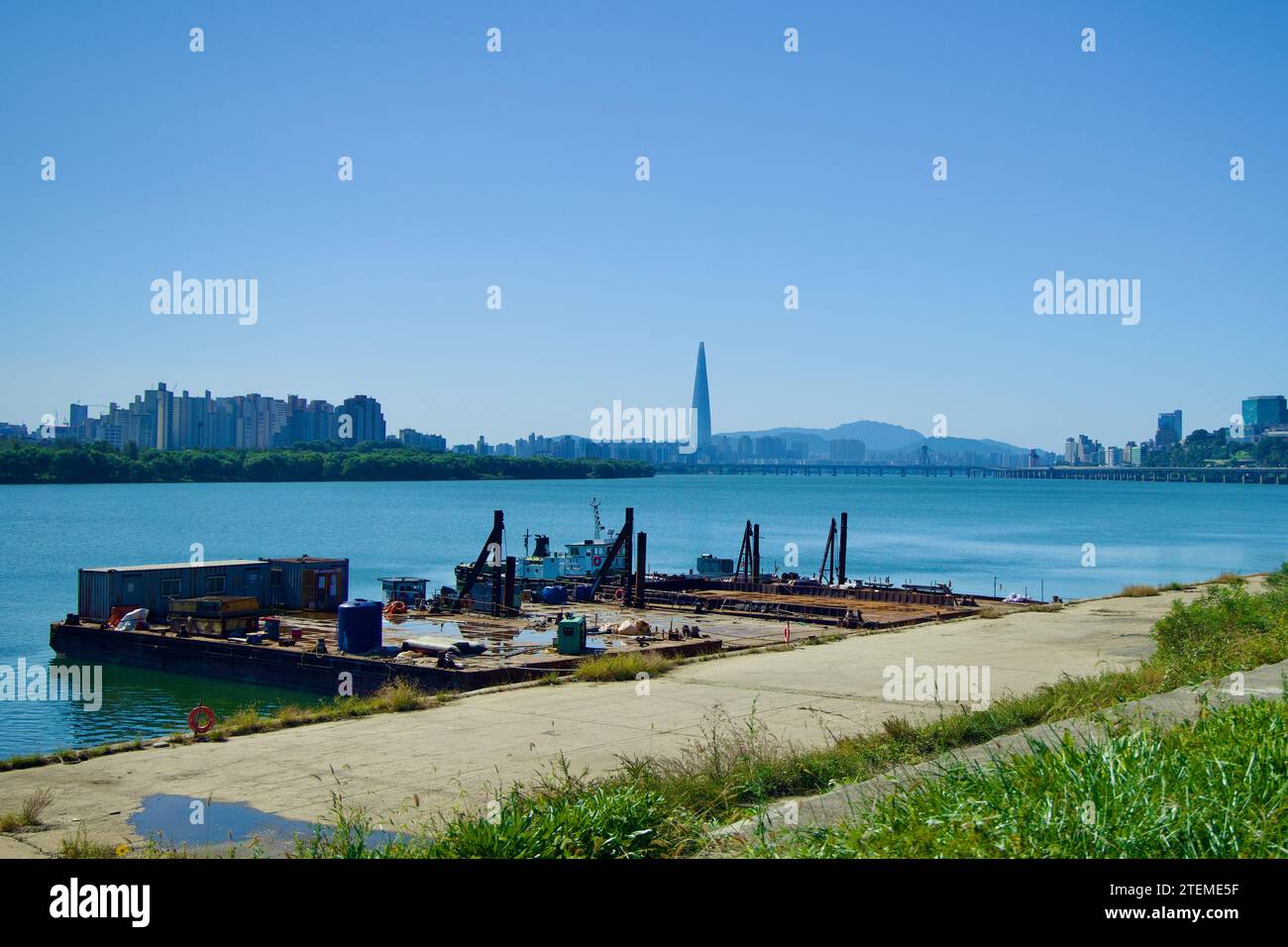 Guri City, Corée du Sud - 30 septembre 2023 : une vue sereine sur le fleuve Han, avec la Tour du monde de Lotte dans l'horizon lointain et une rivière pittoresque Banque D'Images
