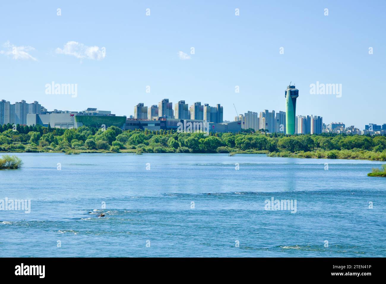Ville de Namyangju, Corée du Sud - 30 septembre 2023 : la Hanam Union Tower s'élève au-dessus des usines de traitement des déchets et des immeubles d'habitation, encadrée par le Banque D'Images