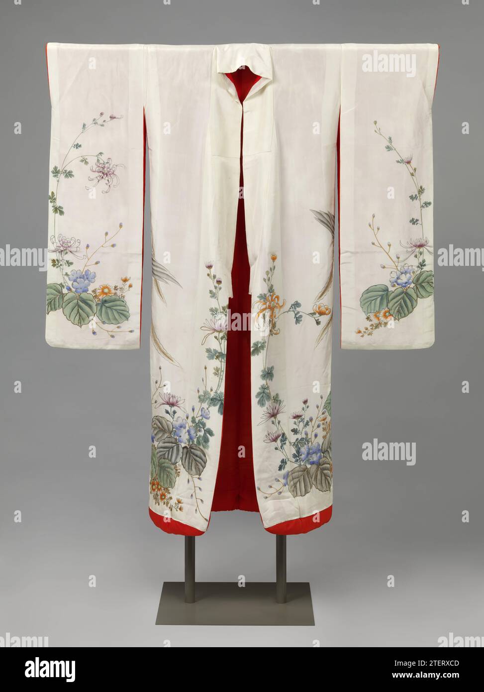 Uchikake avec Feniks, Paulownia et Chrysanthèmes, 1920 - 1940 dit kimono de mariée (uchikake), décoré sur le dos d'un grand phénix (Hoo), avec paulownia et chrysanthème fleurissant sur les manches. Soie blanche avec décoration Yuzen peinte en bleu, brun, vert, rouge et violet. Doublure en soie rouge. Trois armes familiales (mon) de feuille de bambou. Japon peinture sur soie dit kimono de mariée (uchikake), décoré sur le dos avec un grand phénix (Hoo), avec paulownia et chrysanthème fleurissant sur les manches. Soie blanche avec décoration Yuzen peinte en bleu, brun, vert, rouge et violet. lin de soie rouge Banque D'Images