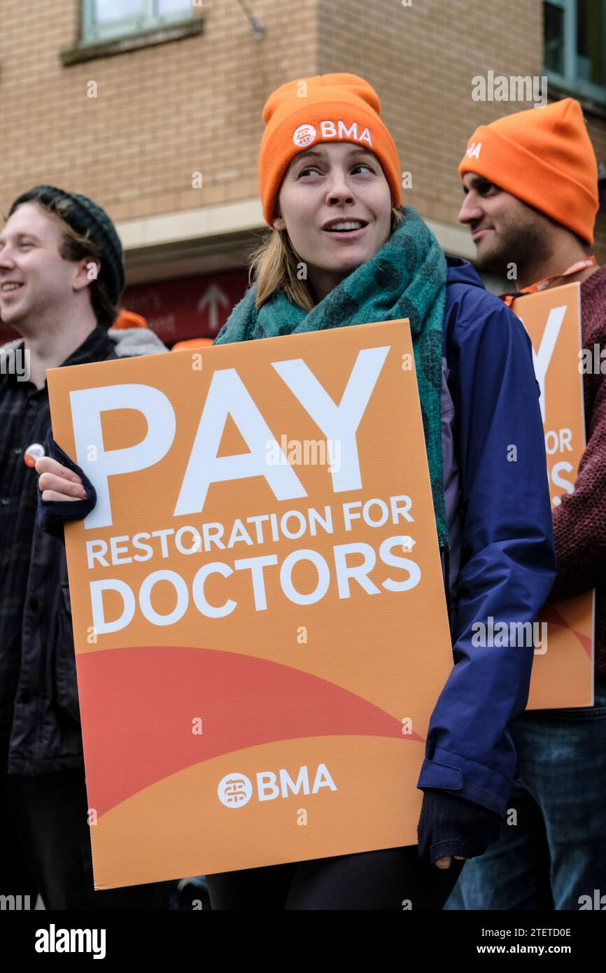 Bristol, Royaume-Uni. 20 décembre 2023. Les médecins juniors poursuivent leur grève dans le cadre de leur différend salarial. Soutenu par la BMA leur demande de salaire, vise à rétablir le revenu perdu par des années de hausses de salaire inférieures à l'inflation. De nombreux médecins envisagent de quitter le NHS ; le rétablissement des salaires vise à retenir des médecins qualifiés et à protéger le NHS. Ce tour de grève durera trois jours à partir d'aujourd'hui, reprenant le 3 janvier pour six jours, ce qui en fait la grève la plus longue de l'histoire du NHS. Les médecins sont photographiés à l'extérieur de l'infirmerie royale de Bristol ou BRI à Bristol. Crédit : JMF News/Alamy Live News Banque D'Images