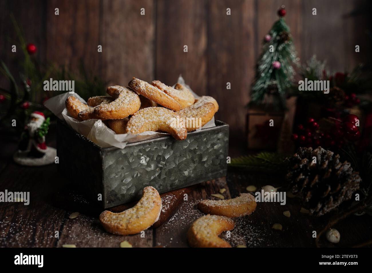 Biscuits sablés en croissant d'amande sur fond festif, mise au point sélective Banque D'Images