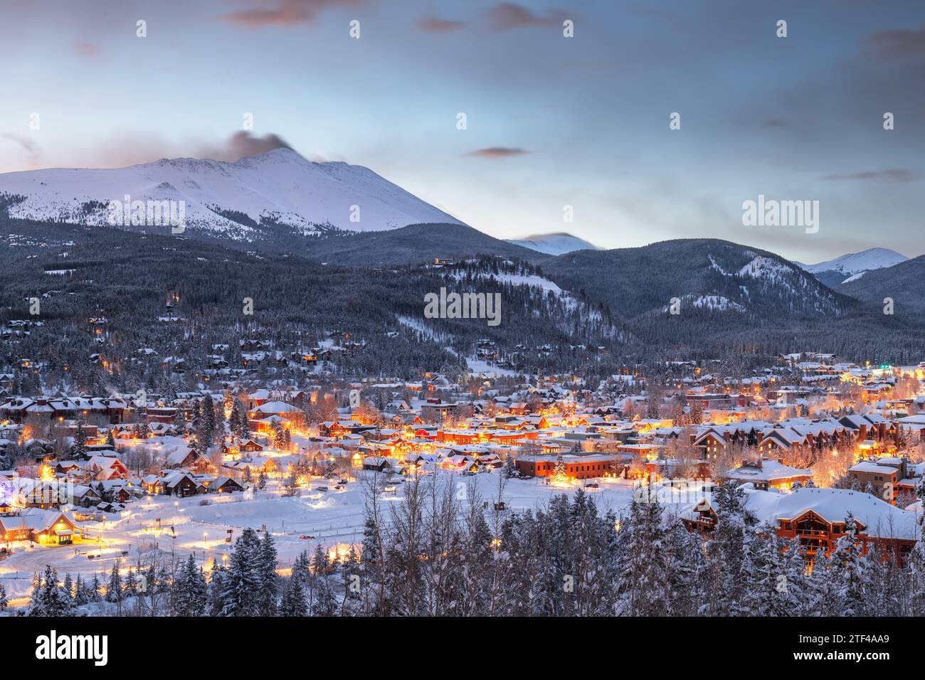Breckenridge, Colorado, USA ville skyline en hiver à l'aube. Banque D'Images