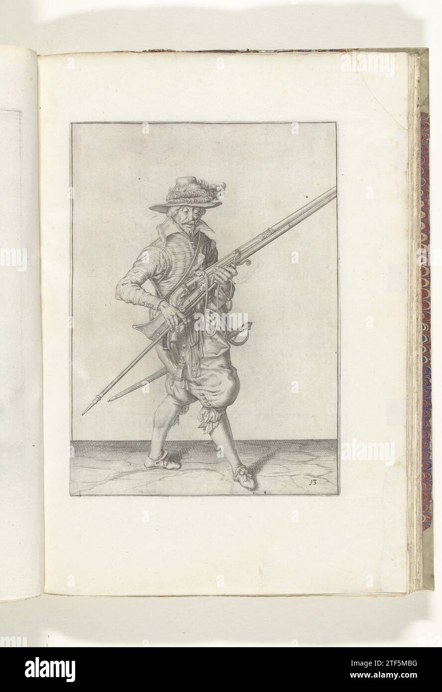 Soldat qui tient son mousquet avec sa main gauche inclinée vers le haut, tirant sa fourrure hors du canon (n° 13), ca. 1600, 1608 Un soldat, à droite, à droite, qui tient un mousquet (un certain type d'arme à feu) de sa main gauche, après avoir tiré, a basculé la course vers le haut pour l'empêcher de blesser involontairement un compagnon (n ° 13), ca . 1600. Dans sa main gauche en plus du gouvernail mais aussi une mèche brûlante. Avec sa main droite, il tire les fourrures (la fourche du mousquet) hors de la boucle. Planche 13 dans les instructions pour la manipulation du mousquet : Corte Initiation sur l'image Figuerlicke, tant agaet le Banque D'Images