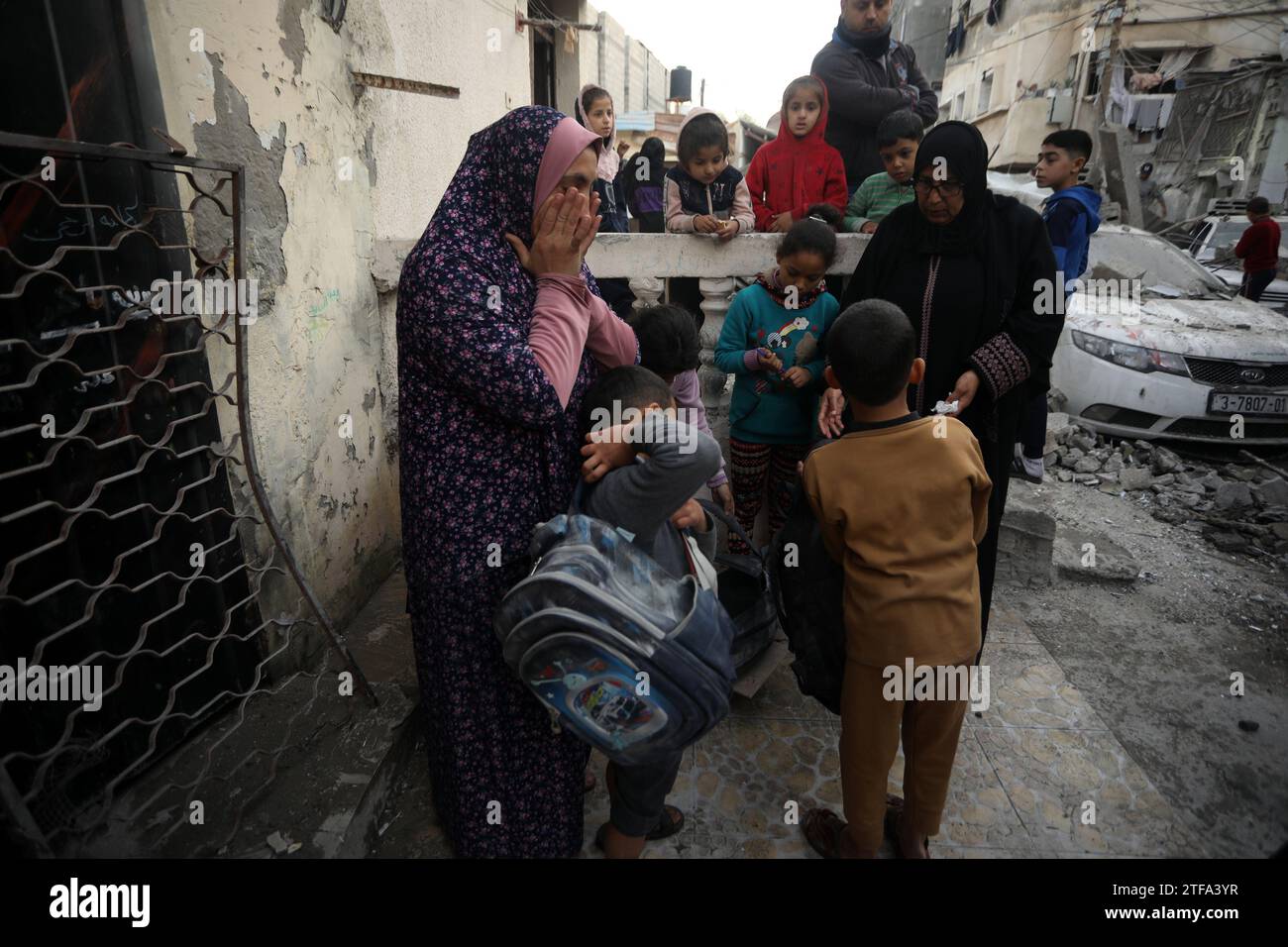 Rafah, Gaza. 19 décembre 2023. Des femmes et des enfants fuient à la suite d’une frappe israélienne contre leur maison, dans le camp de réfugiés d’Al-Shaboura, à Rafah, dans le sud de la bande de Gaza, le mercredi 20 décembre, 2023. alors que les combats se poursuivent entre Israël et les combattants palestiniens, les pays membres du Conseil de sécurité de l ' ONU négocient intensément sur des projets de résolution sur la guerre entre Israël et Gaza, ce qui a entraîné le report du vote au moins mercredi matin. Photo par Ismael Mohamad/UPI crédit : UPI/Alamy Live News Banque D'Images