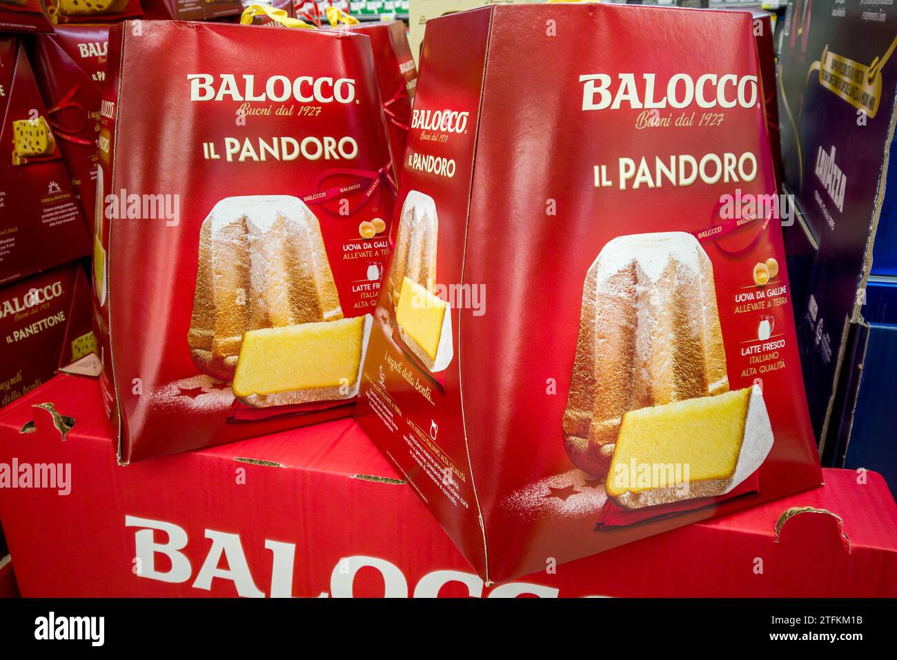 Italie - 20 décembre 2023 : gâteau Balocco Pandoro en paquet rouge de Noël exposé à la vente dans un supermarché italien Banque D'Images