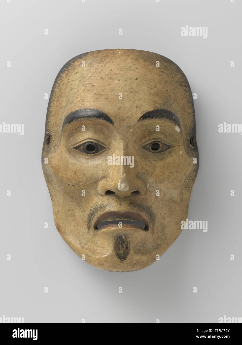 Masker, Mitsunaga, 1600-1672 No-mask, représentant Yase onoko, l'homme maigre. Les points noirs sont une copie des dommages / restaurations d'un original antérieur, qui a été copié ici dans son intégralité. Typique pour Mitsunaga est la coupe de nez, qui est inclinée en bas et dont le haut s'étend au-dessus des ouvertures des yeux. Bois japonais (matériel végétal). Dye No-mask, représentant Yase onoko, l'homme maigre. Les points noirs sont une copie des dommages / restaurations d'un original antérieur, qui a été copié ici dans son intégralité. Typique pour Mitsunaga est la coupe de nez, qui est inclinée au fond et th Banque D'Images