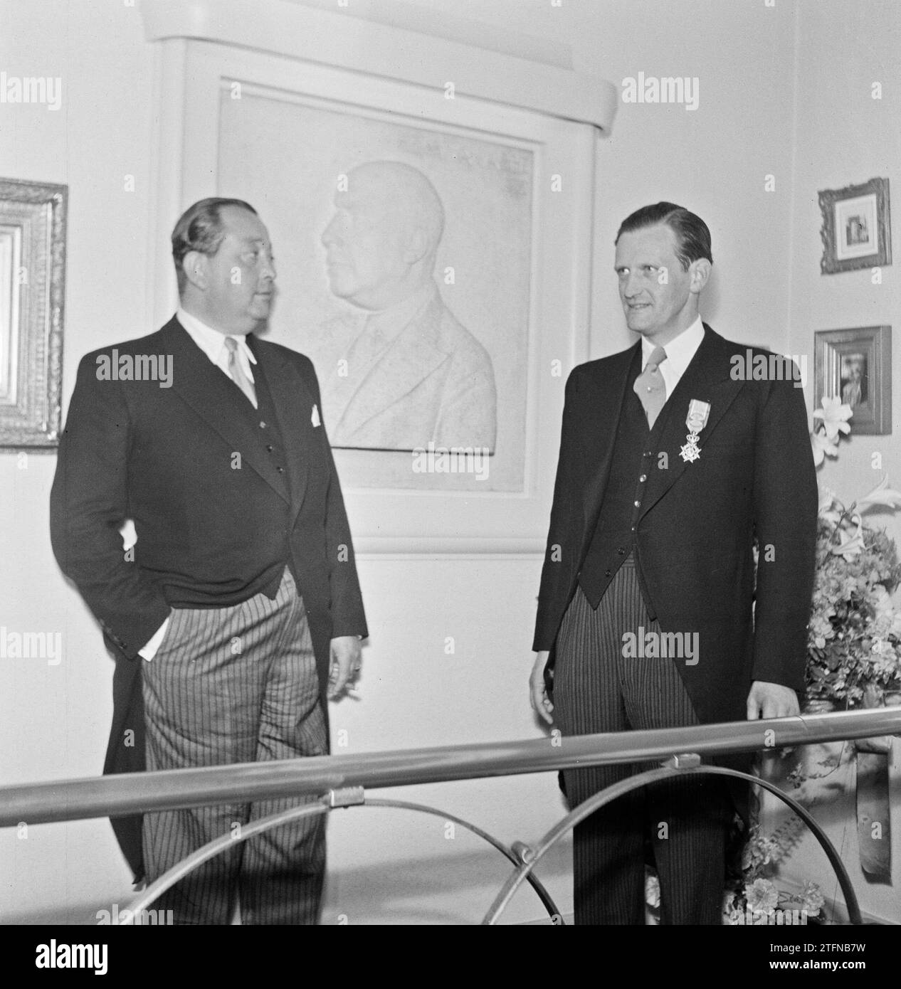 Les directeurs d'usine Jan (à gauche) et Albert van Abbe posant devant un relief ca. 1950 Banque D'Images