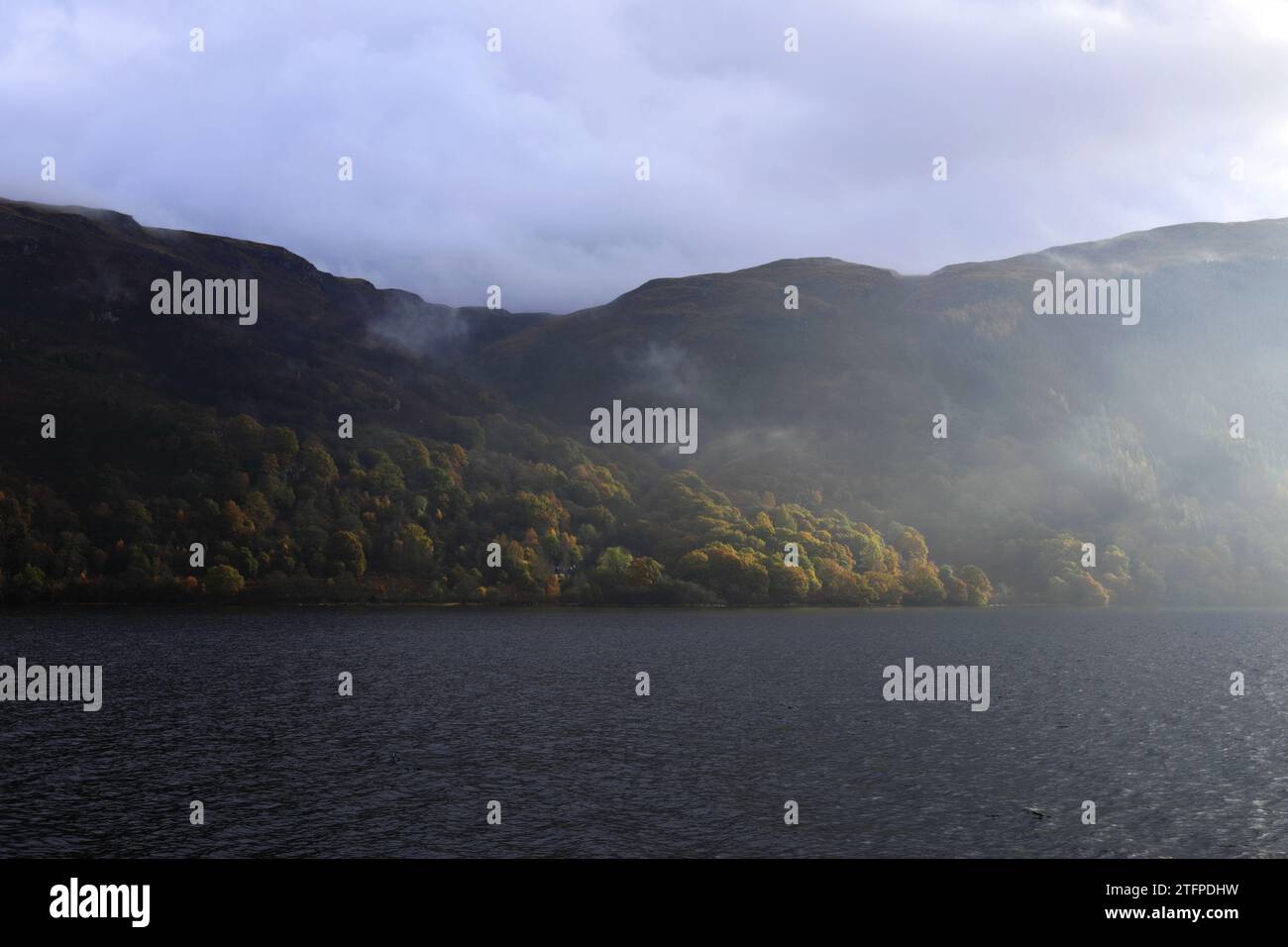 Une aube brumeuse sur le Loch Lomond depuis Duck Bay, village de Balloch, West Dunbartonshire, Écosse, Royaume-Uni Banque D'Images