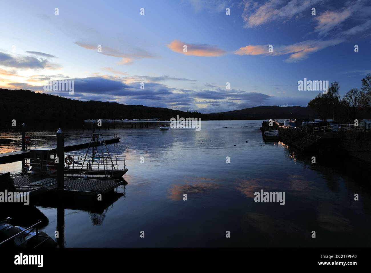 Une aube brumeuse sur le Loch Lomond depuis Duck Bay, village de Balloch, West Dunbartonshire, Écosse, Royaume-Uni Banque D'Images