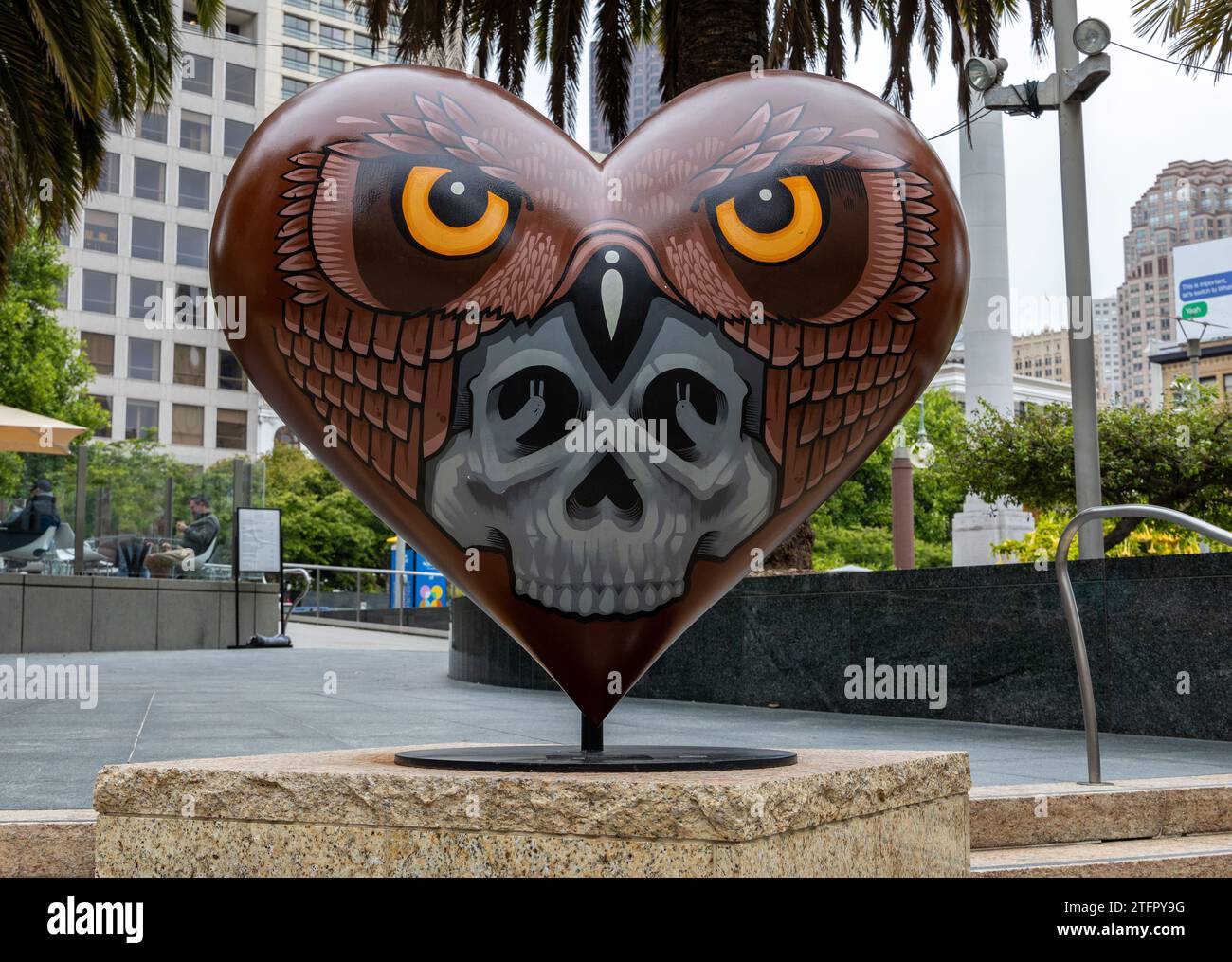 Annual Hearts in San Francisco sculptures in Union Square San Francisco 24 juin 2023 Heartful Wisdom par Jeremy Fish Banque D'Images