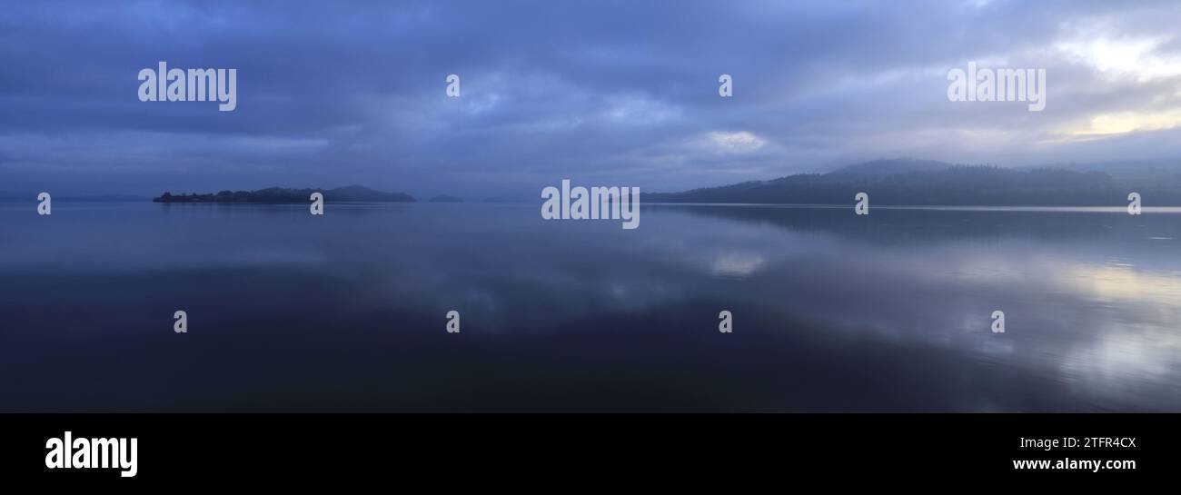 Une aube brumeuse sur le Loch Lomond depuis Duck Bay, village de Balloch, West Dunbartonshire, Écosse, Royaume-Uni Banque D'Images