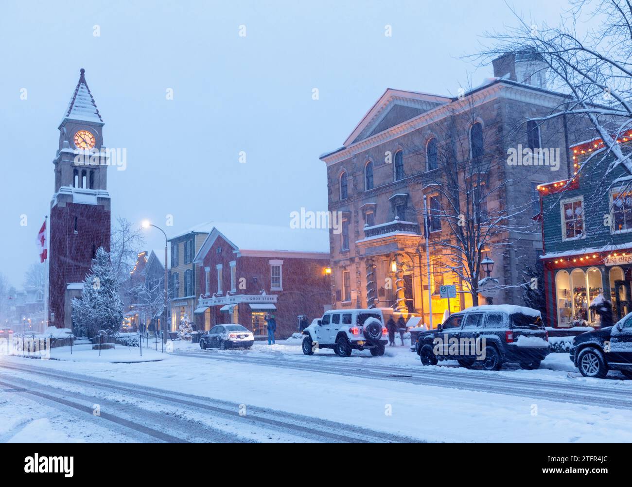 Canada, Ontario, Niagara sur le lac, une scène hivernale enneigée de la rue principale avec l'emblématique tour de l'horloge et le palais de justice au crépuscule Banque D'Images