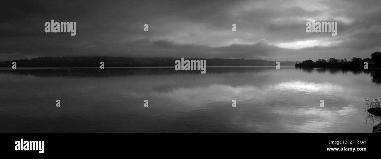 Une aube brumeuse sur le Loch Lomond depuis Duck Bay, village de Balloch, West Dunbartonshire, Écosse, Royaume-Uni Banque D'Images