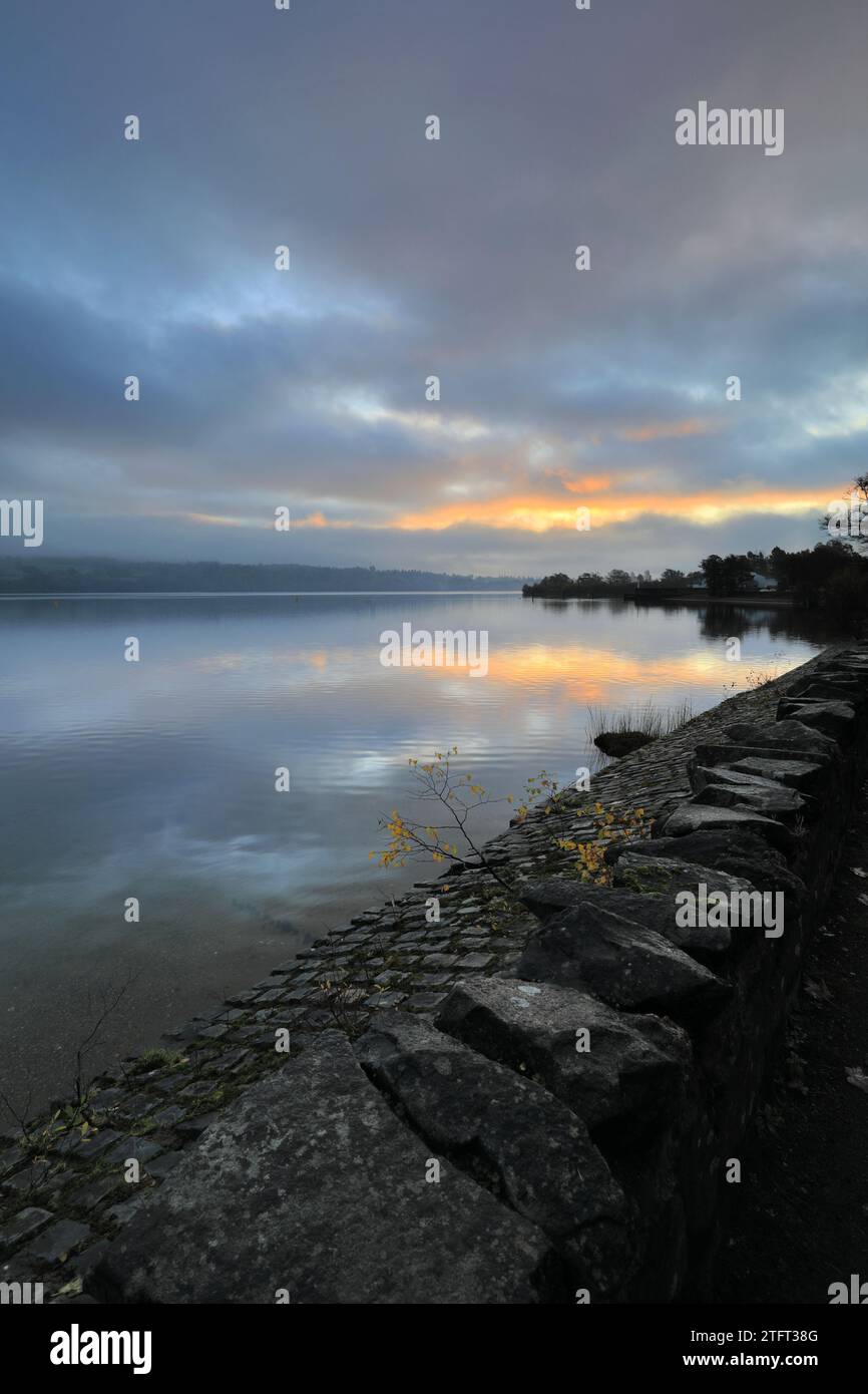 Une aube brumeuse sur le Loch Lomond depuis Duck Bay, village de Balloch, West Dunbartonshire, Écosse, Royaume-Uni Banque D'Images