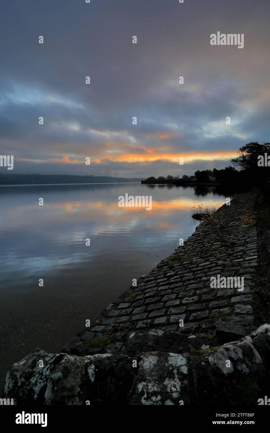 Une aube brumeuse sur le Loch Lomond depuis Duck Bay, village de Balloch, West Dunbartonshire, Écosse, Royaume-Uni Banque D'Images