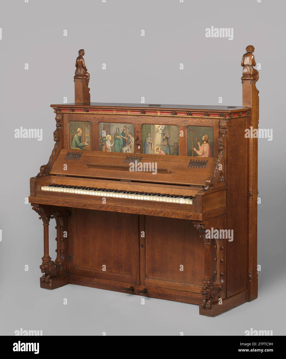 Armoire à musique et piano avec une relique de Sainte Cécile, Antoine bord, Pierre Joseph Hubert Cuypers, 1858 - 1859 Piano, dont le placard de chêne et de pin est partiellement peint en couleurs et or. Les colonnes qui portent le clavier reposent sur le couché, venant du placard, et les deux styles de coins hauts sont couronnés par les figures d'un joueur de flûte et d'un joueur de citer, avec les visages de Cuypers et de sa femme Antoinette. De part et d'autre du reliek de Sainte Cécile placé à l'avant derrière la vitre, ses scènes peintes de sa vie : sa défense envers le préfet Almachius ; elle plie la tête devant Banque D'Images