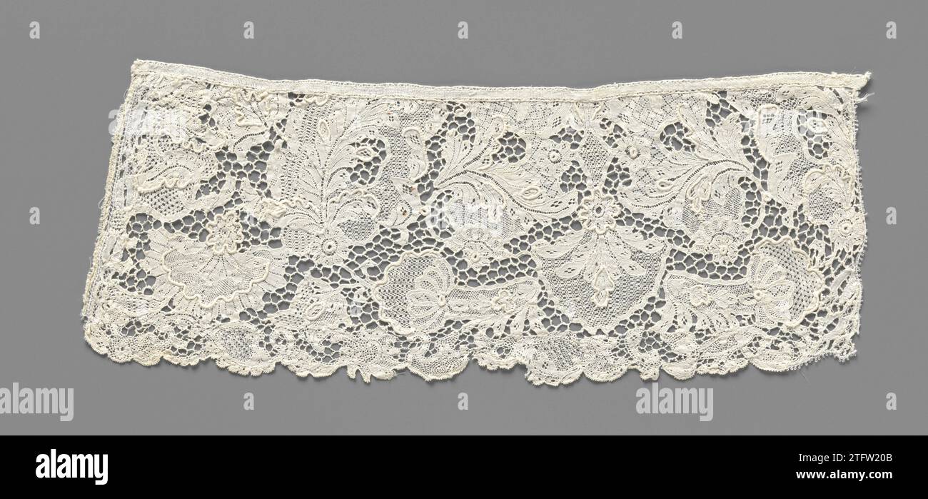 Bande de côté aiguille avec motifs de palmier et feuilles à plumes, anonyme, c. 1720 - c. 1730 bande de côté aiguille de couleur naturelle : point de France. Motif avec des motifs symétriques comprenant une farine suspendue en forme d'éventail et un palmier suspendu avec motif flanqué de feuilles à plumes et flanqué au fond par des tiges courtes épaisses placées avec une farine en forme d'éventail à l'extrémité Les motifs sont composés de points feston avec des évidements et sont reliés par un sol maillé de barres fauchées et potentialisées, qui sont disposées en hexagones de série. Garnitures avec différents points décoratifs et certains motifs ou parties de motifs Banque D'Images