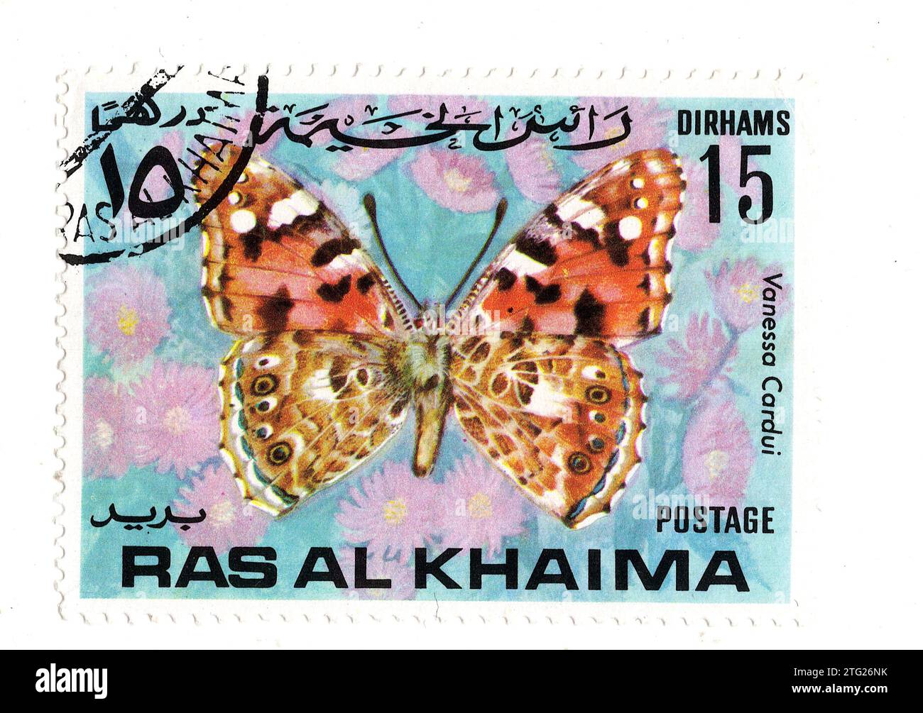 Un timbre-poste vintage de Ras Al Khaima représentant un papillon isolé sur fond blanc. Banque D'Images