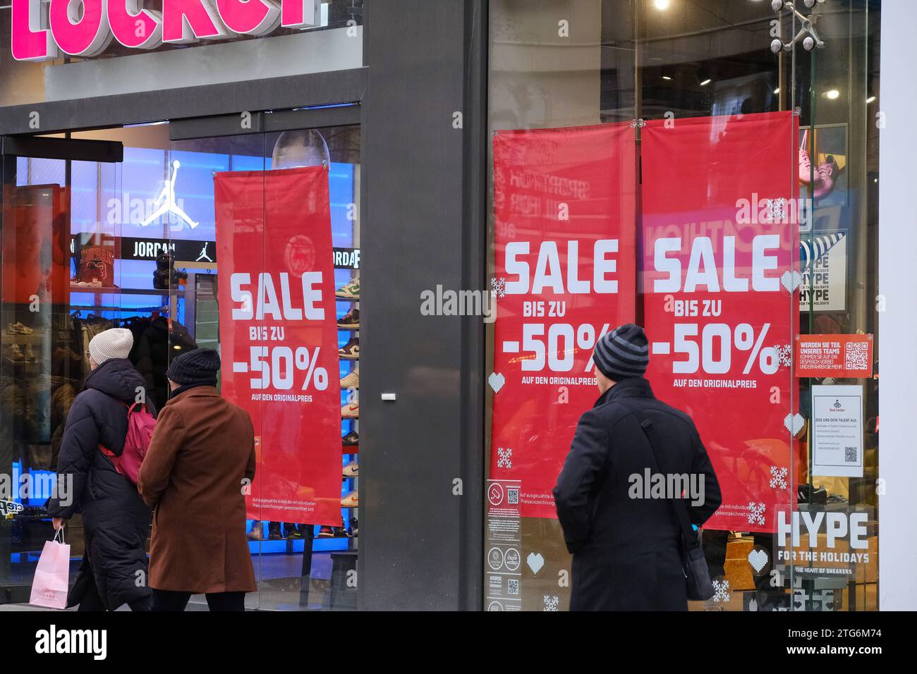 Düsseldorf 20.12.2023 Footlocker foot Locker Rabatt Rabattschlacht Rabattangebote Räumungsverkauf Handel Einzelhandel Vente Ausverkauf Schlussverkauf Saisonware Sonderangebote Düsseldorf Nordrhein-Westfalen Deutschland *** Düsseldorf 20 12 2023 Footlocker foot Locker Discount Battle Discount Offres de liquidation Vente au détail Vente de liquidation Seasonal Offres spéciales Düsseldorf Rhénanie du Nord-Westphalie Allemagne Banque D'Images