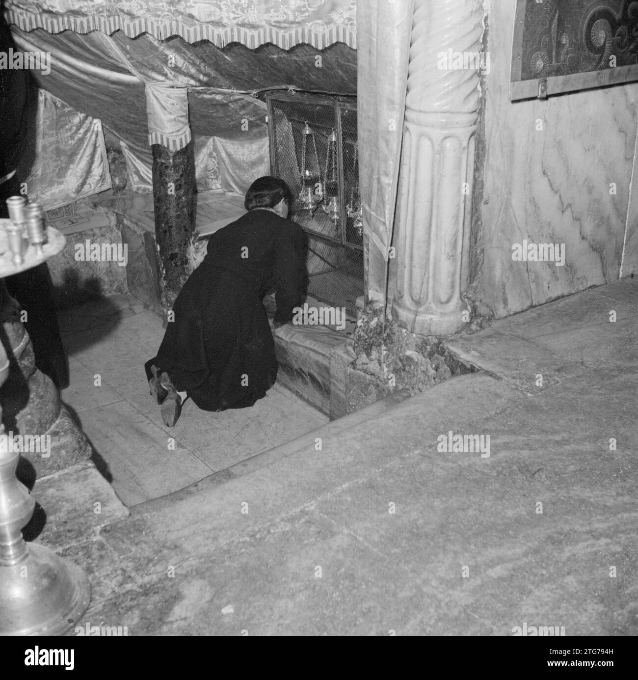 Lieu de naissance de Jésus dans la grotte sous l'église de la Nativité à Bethléem ca. 1950-1955 Banque D'Images