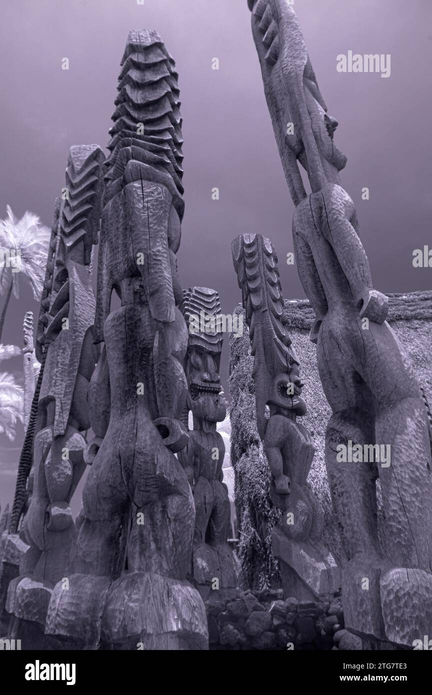 Statues sculptées de dieux et de rois, Cité du refuge, Parc historique national de Pu'uhonua o Hōnaunau, Grande île, Hawaï Banque D'Images
