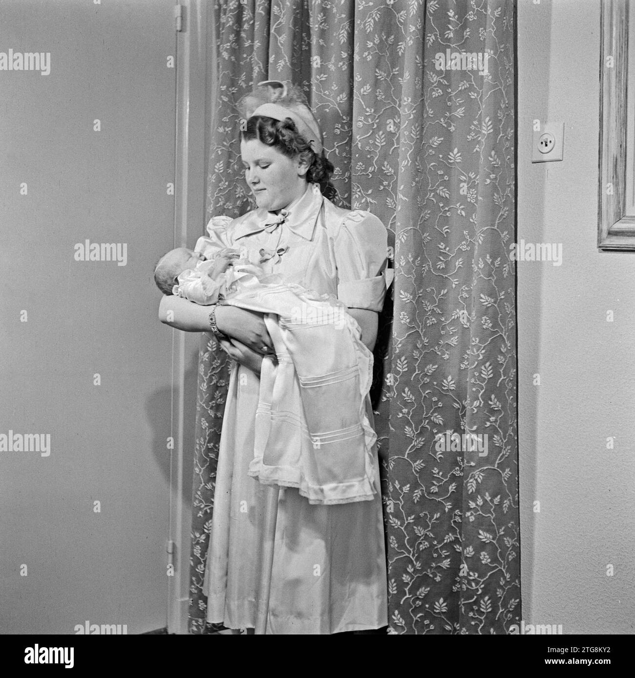 Jeune femme tenant un bébé ca. 1950 Banque D'Images