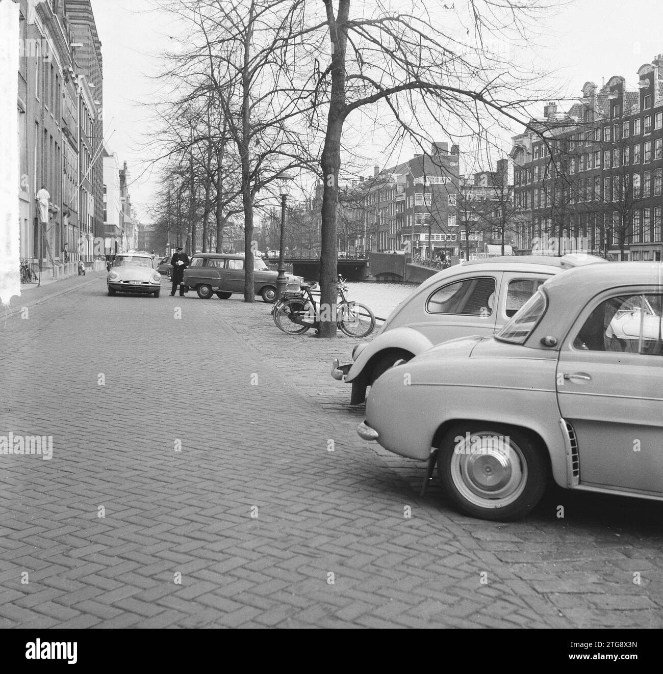 Zone bleue entre Vijzelstraat et Leidsestraat sur le côté impair, sur le canal où il y a maintenant un trou pour une voiture ca. 14 avril 1964 Banque D'Images