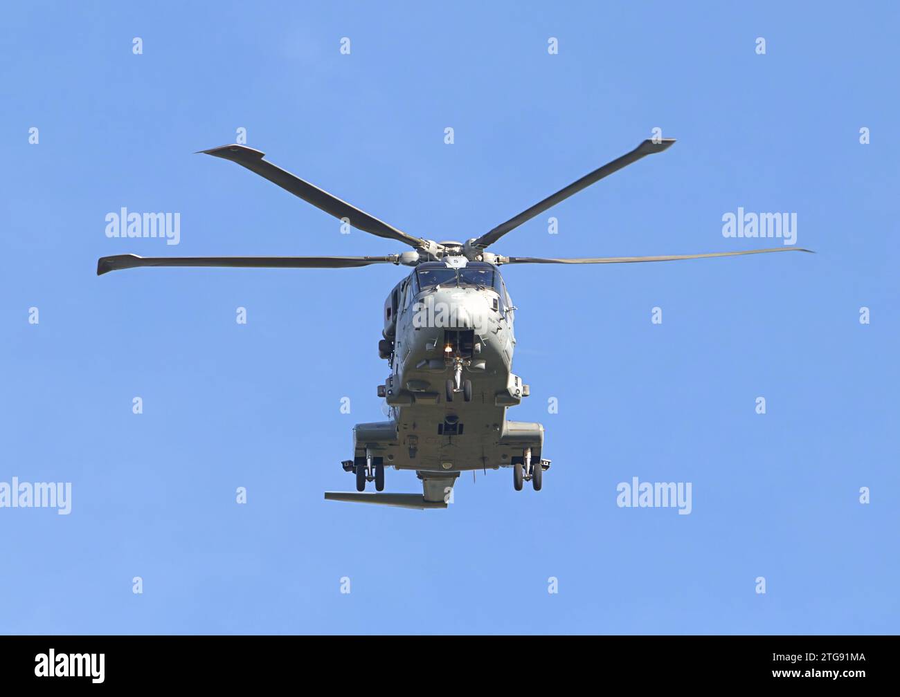 Hélicoptère ARN Merlin avec fond de ciel bleu Banque D'Images