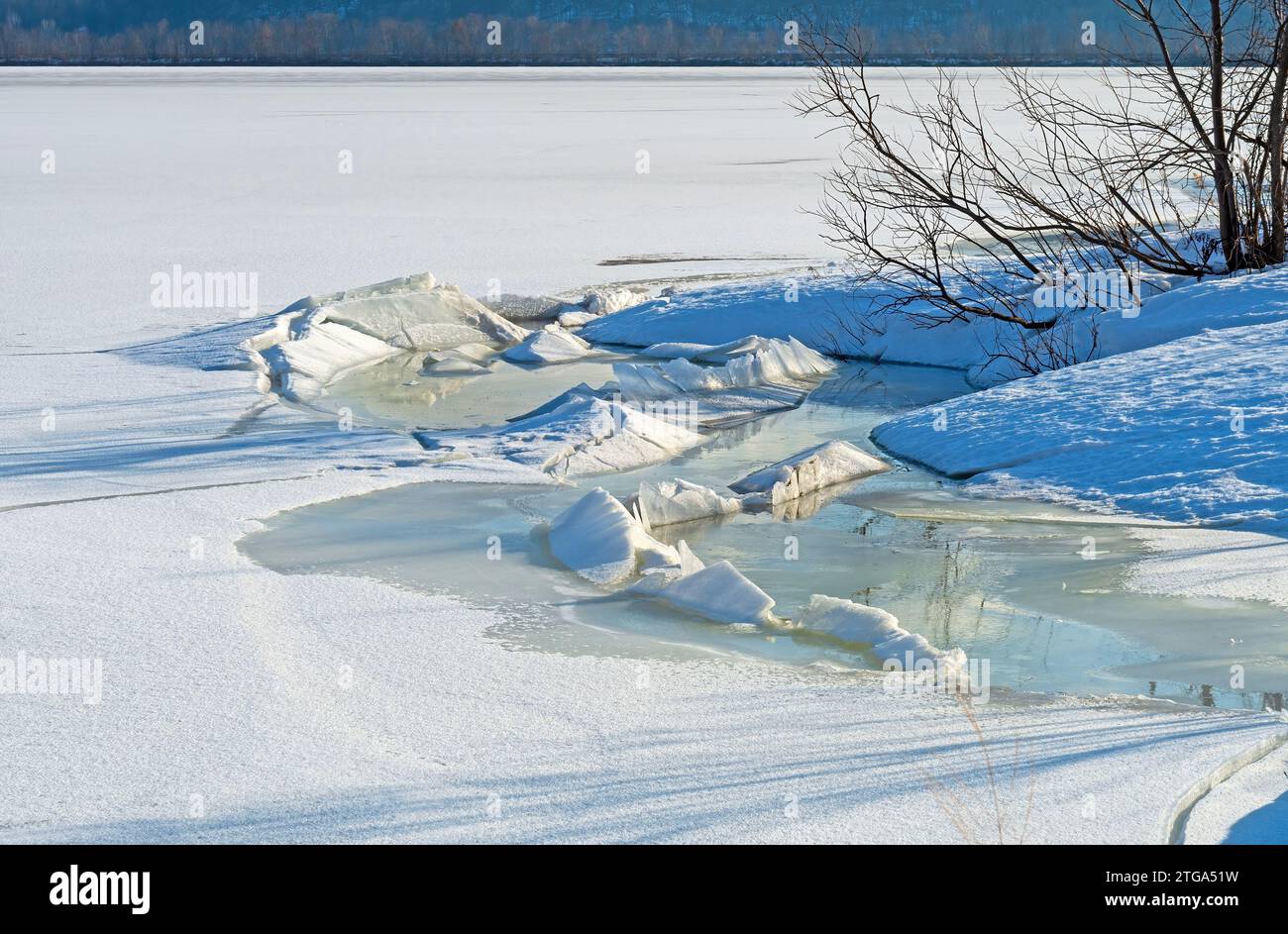 Décongélation et congélation de blocs de glace sous pression sur une rive de rivière au Trempealeau National Wildlife refuge dans le Wisconsin Banque D'Images