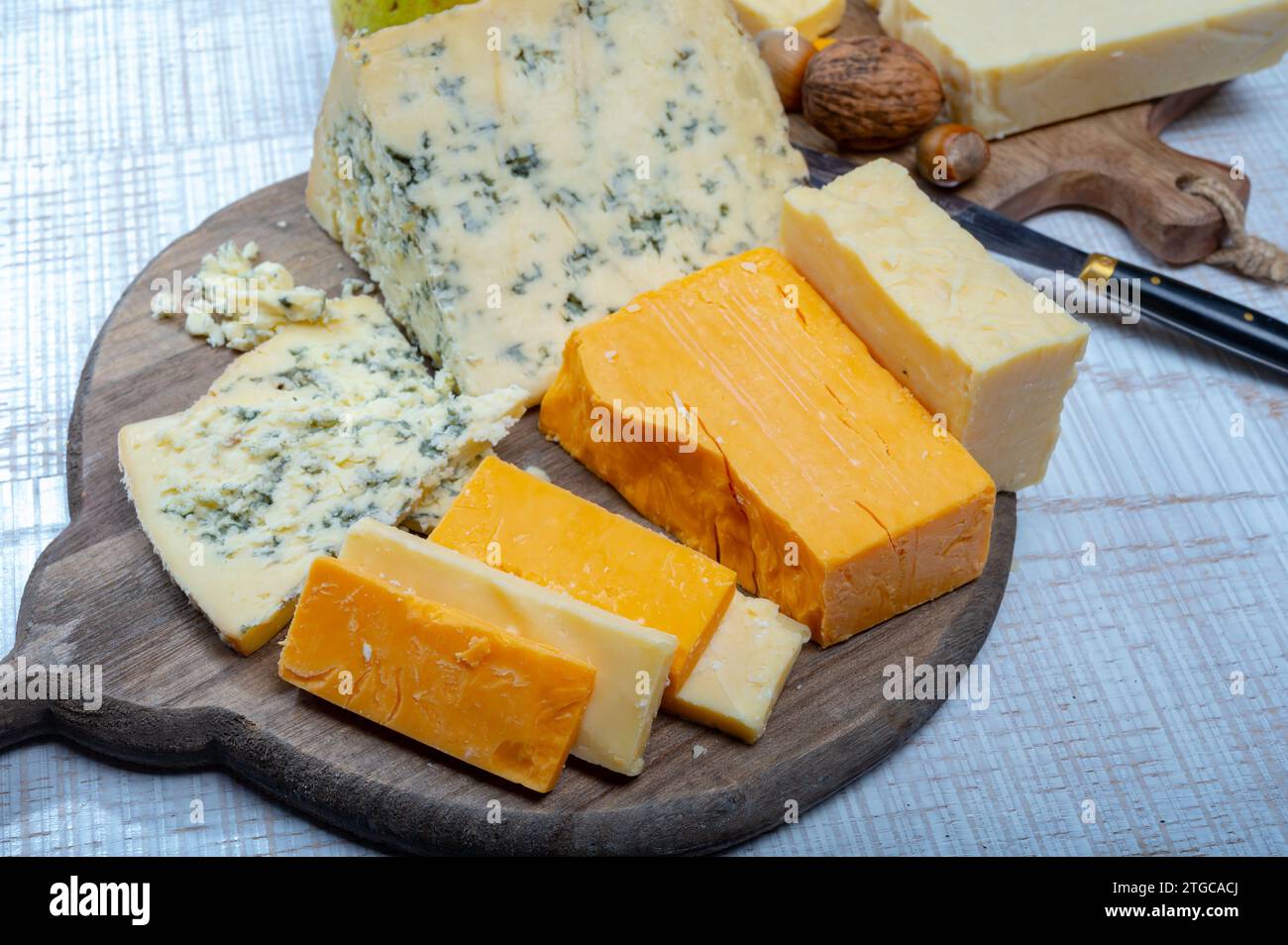 Collection de fromages anglais, fromage cheddar mûr et coloré et fromage bleu sur pilotis semi-tendre et friable Banque D'Images