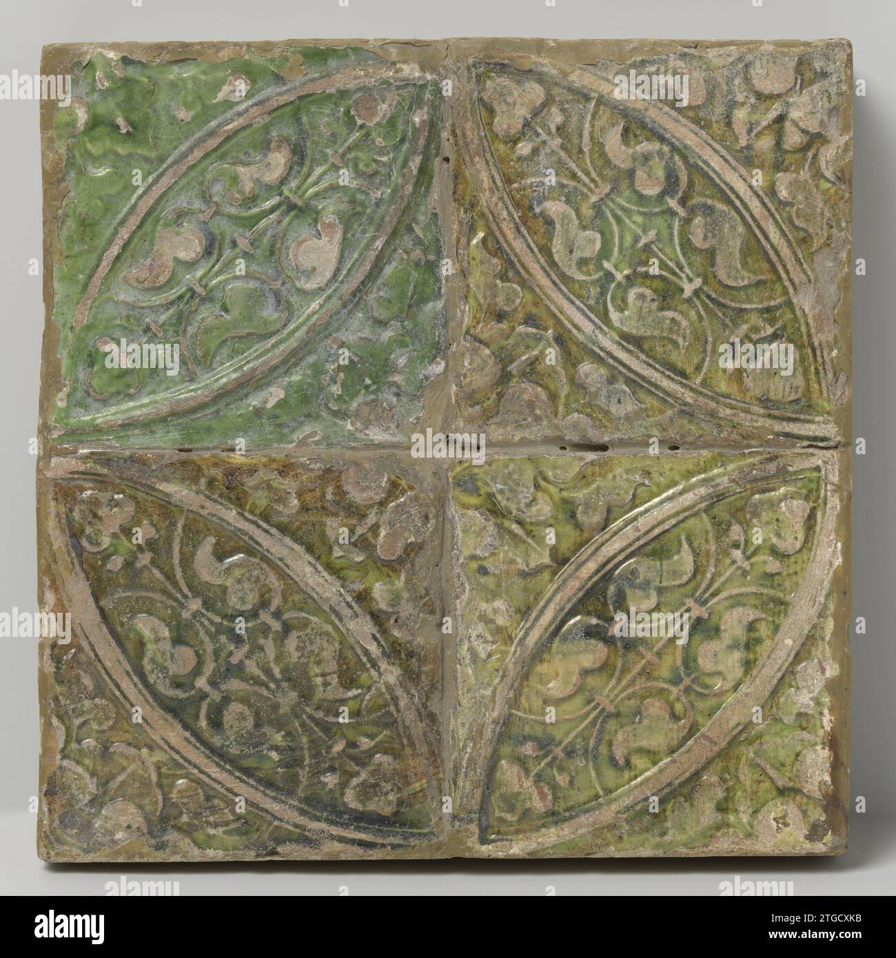 Quatre tuiles avec une étoile à quatre branches dans cercle, anonyme, c. 1500 - c. 1600 quatre tuiles (2 x 2) qui forment ensemble une étoile à quatre branches dans un cercle entre lesquelles la vigne boit en relief. Faïence néerlandaise. Glaçage au plomb quatre tuiles (2 x 2) qui forment ensemble une étoile à quatre branches dans un cercle entre lesquelles la vigne boit en relief. Faïence néerlandaise. glaçure au plomb Banque D'Images