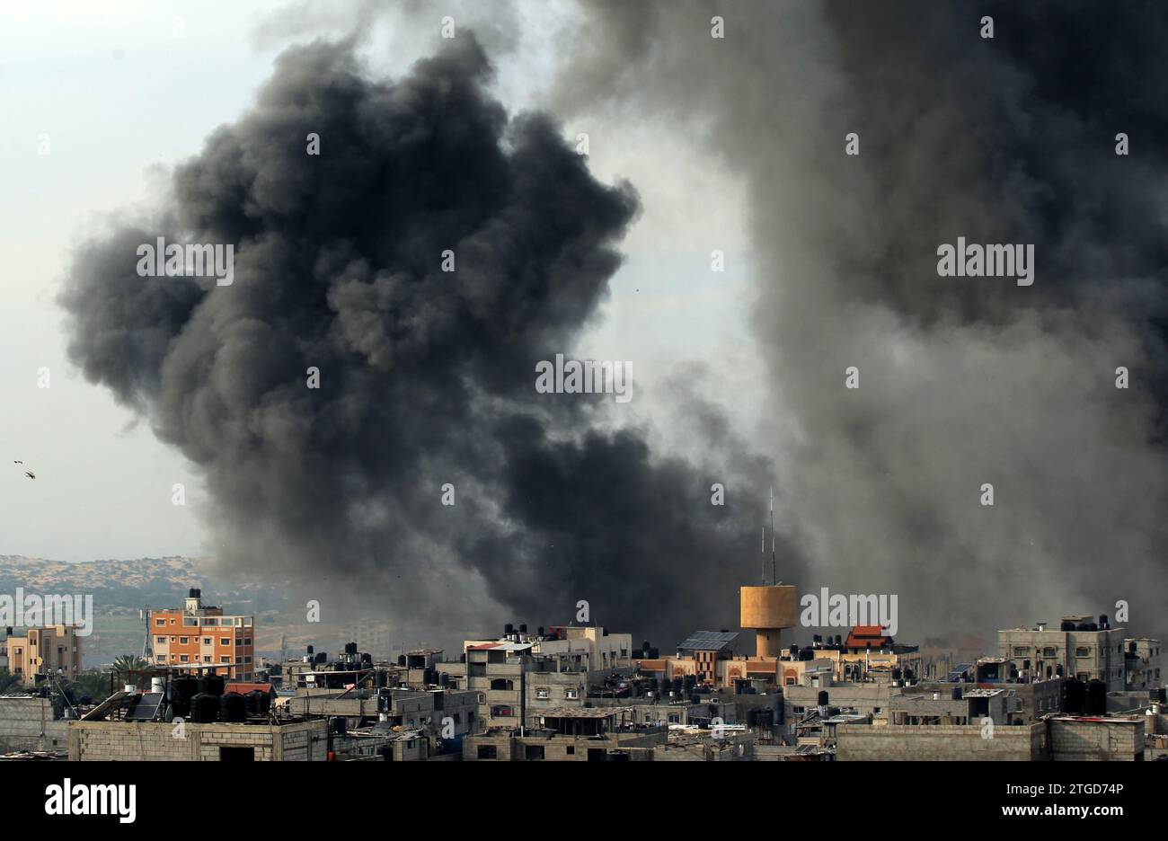 Rafah, Gaza. 20 décembre 2023. De la fumée s’accumule après une frappe israélienne sur Rafah dans le Sud de la bande de Gaza, le mercredi 20 décembre 2023. Au milieu des combats continus entre Israël et les combattants palestiniens, les pays membres du Conseil de sécurité de l’ONU négocient intensément sur des projets de résolution sur la guerre Israël-Gaza, ce qui a également entraîné le report du vote au moins mercredi matin. Photo par Ismael Mohamad/UPI crédit : UPI/Alamy Live News Banque D'Images