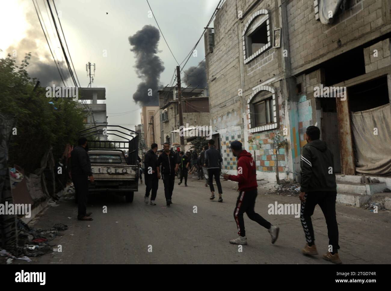 Rafah, Gaza. 20 décembre 2023. De la fumée s’accumule après une frappe israélienne sur Rafah dans le Sud de la bande de Gaza, le mercredi 20 décembre 2023. Au milieu des combats continus entre Israël et les combattants palestiniens, les pays membres du Conseil de sécurité de l’ONU négocient intensément sur des projets de résolution sur la guerre Israël-Gaza, ce qui a également entraîné le report du vote au moins mercredi matin. Photo par Ismael Mohamad/UPI crédit : UPI/Alamy Live News Banque D'Images