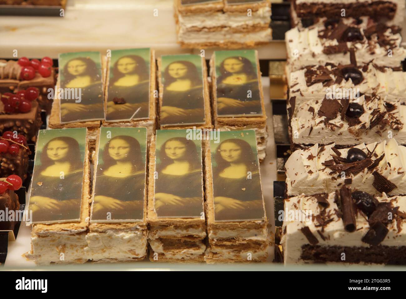 Une image de la Joconde est utilisée pour garnir les gâteaux de dessert dans la vitrine du Concerto Caffe dans le carrousel du Louvre, Paris, France Banque D'Images