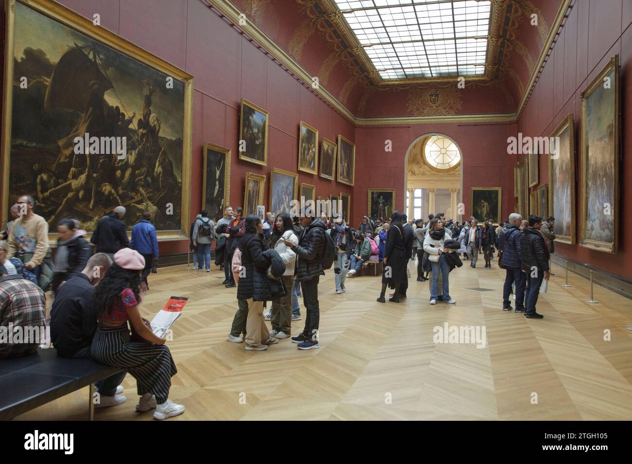 Les visiteurs passent devant la célèbre peinture à l'huile le radeau de la Méduse, par Théodore Gericault, au Louvre, Paris Banque D'Images