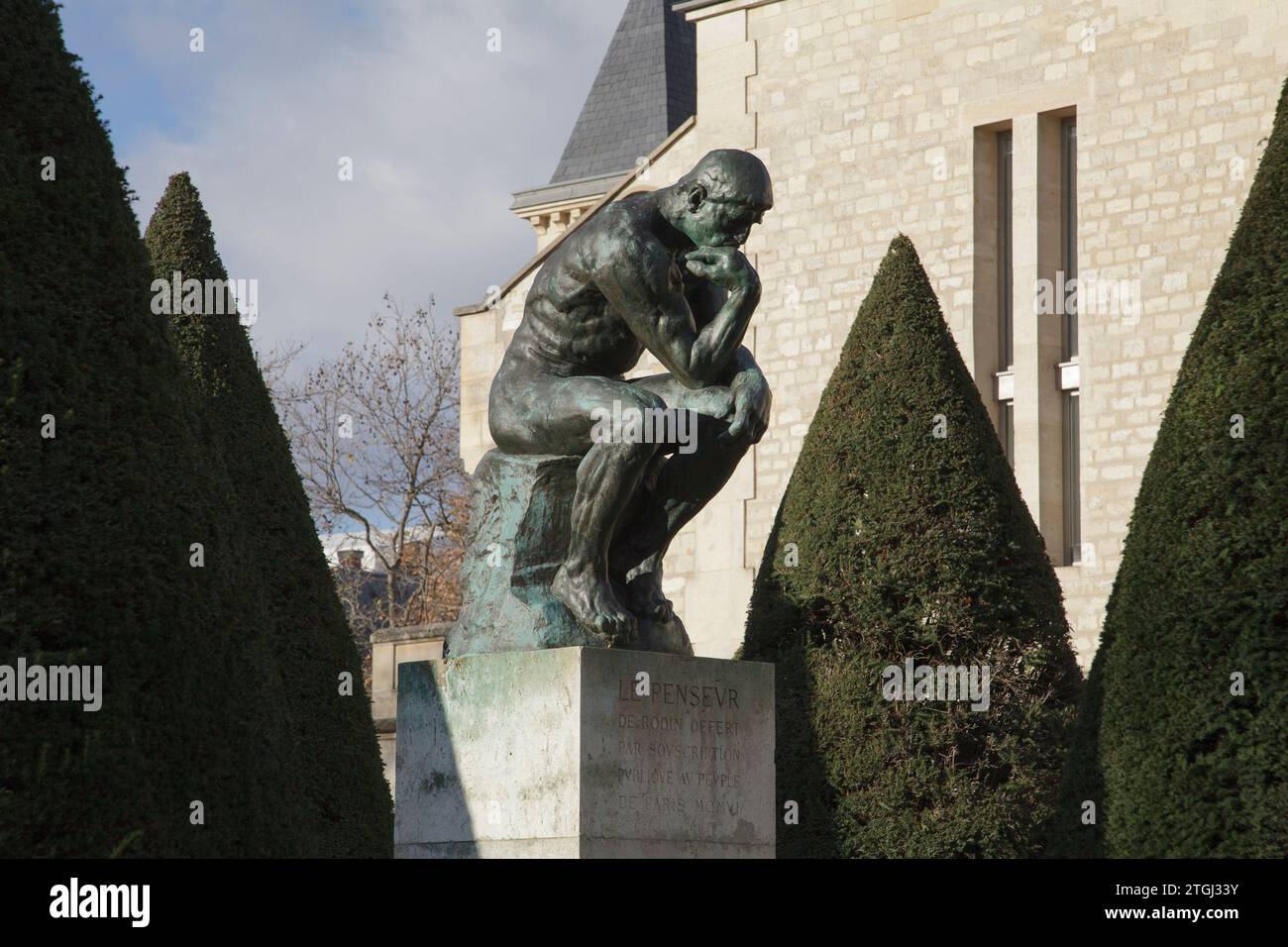 Un casting du penseur, une sculpture emblématique de Rodin dans les jardins du Musée Rodin à Paris, France Banque D'Images