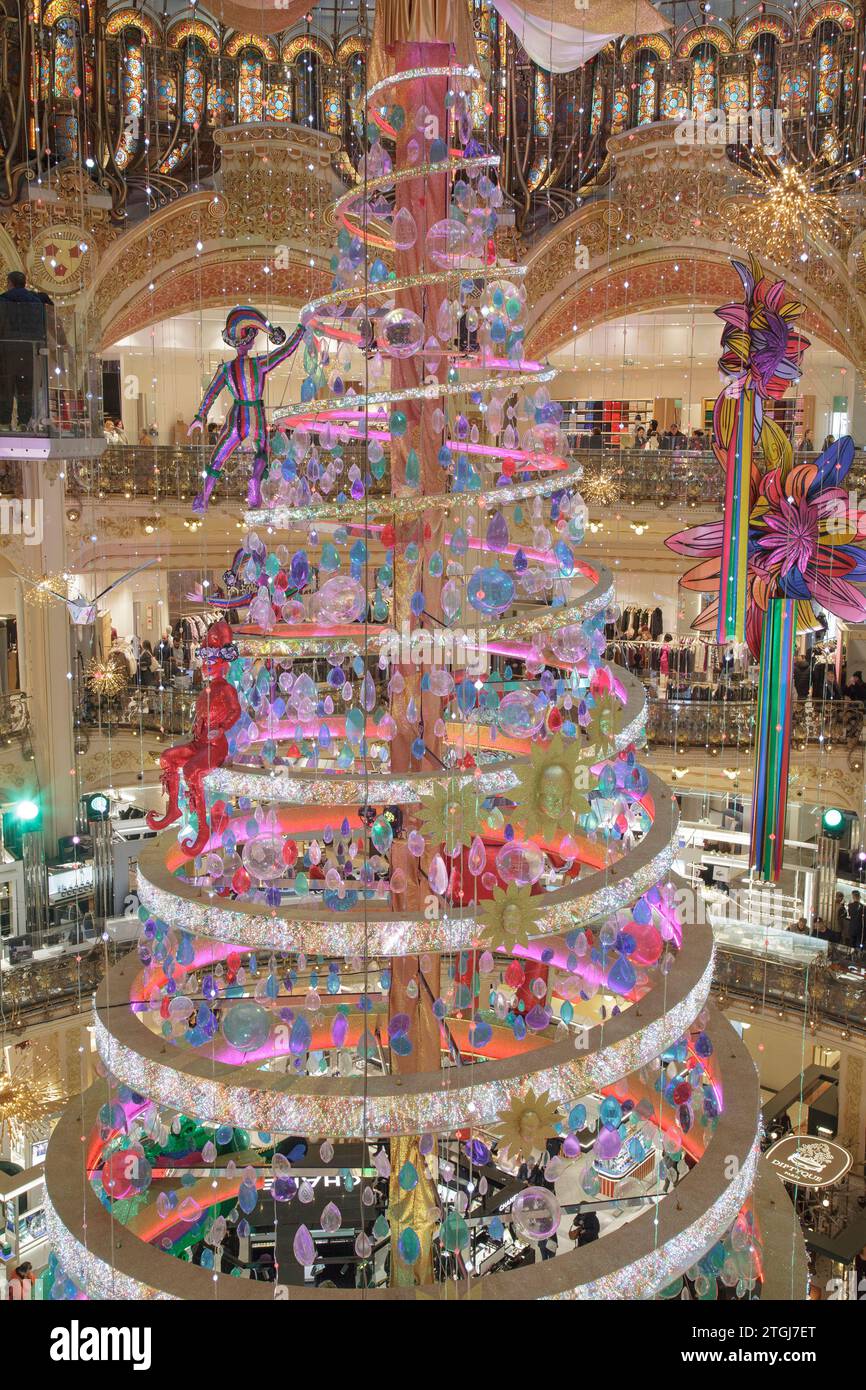 Le sapin de Noël et son exposition aux Galeries Lafayette, un grand magasin haut de gamme de Paris avec son célèbre toit en vitrail Banque D'Images