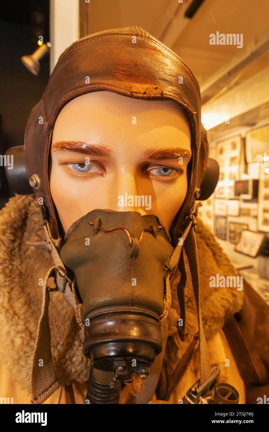Angleterre, West Sussex, Chichester, Tangmere Military Aviation Museum, exposition de pilote de chasse de la Seconde Guerre mondiale en uniforme militaire Banque D'Images