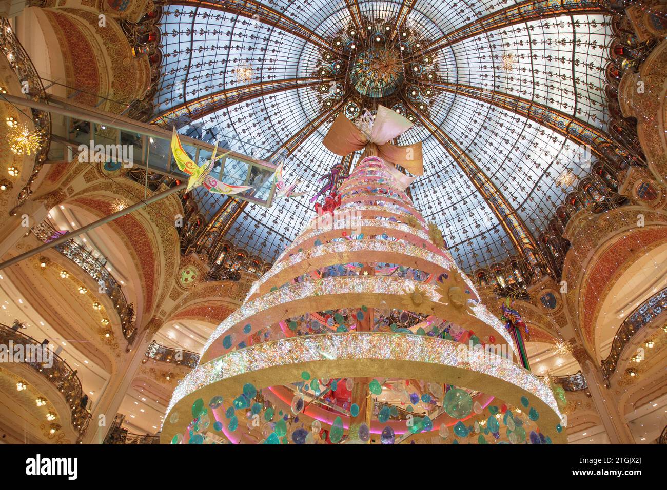 Le sapin de Noël et son exposition aux Galeries Lafayette, un grand magasin haut de gamme de
