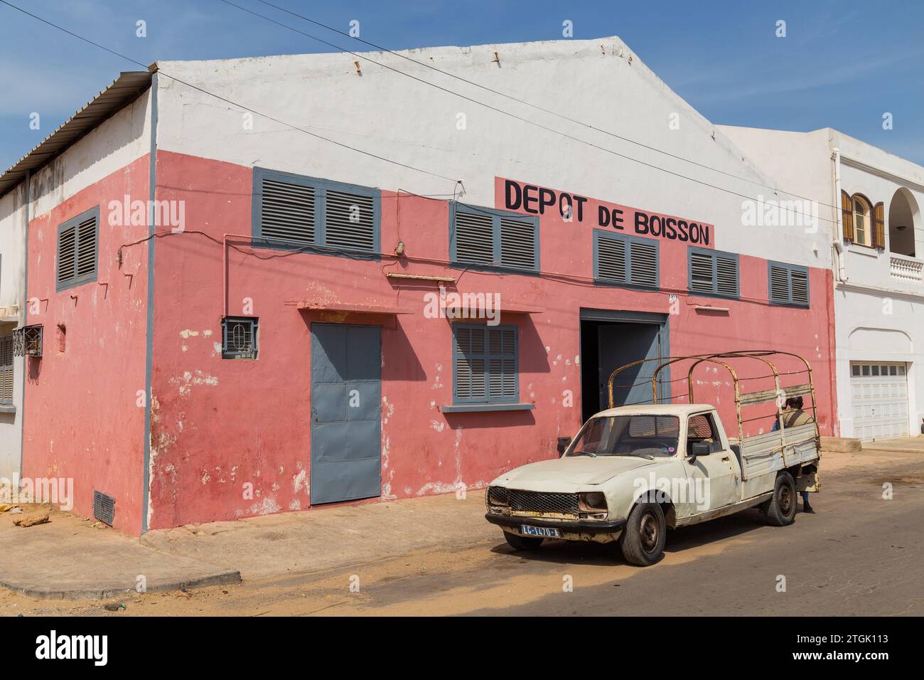 Dakar, Sénégal : 28 janvier 2019 : vieille voiture et maison sur le front de mer, île de Gorée, Sénégal Banque D'Images