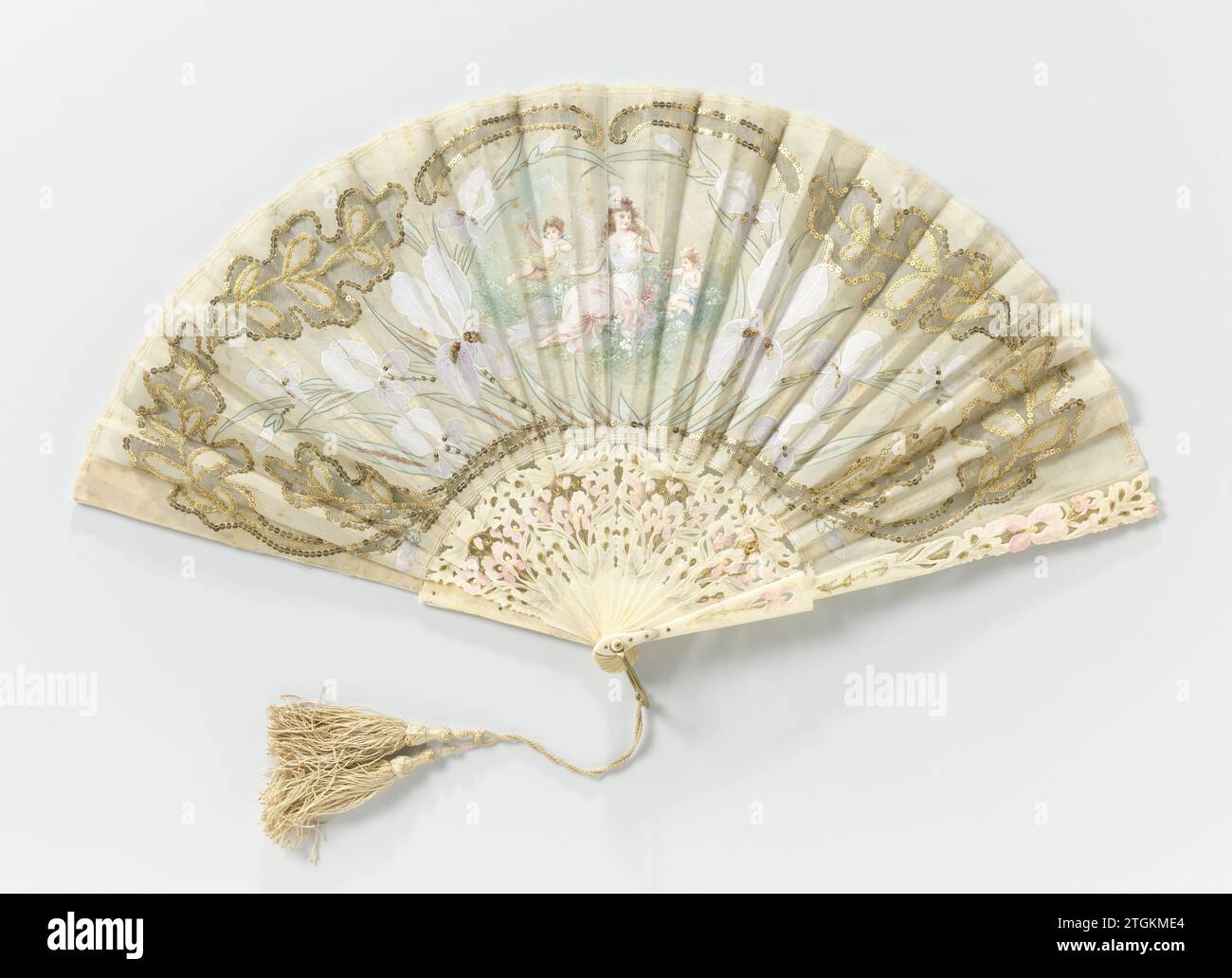 Gamme pliante avec une représentation d'une nymphe et de deux putti dans un bord d'iris, c. 1890 gamme pliante avec feuille de batiste décorée d'amants de cuivre et de betteraves de tulle grossière, peintes à la gouache avec une représentation d'une nymphe et de deux putti, sur un cadre ivoire taillé et peint. La feuille est construite symétriquement avec une élingue en forme de feuille de chêne en tulle à mailles grossières déployée avec des amateurs de cuivre, à l'intérieur duquel une représentation ovale d'une nymphe avec des fleurs assis dans les cheveux bouclés dans une prairie fleurie et flanquée d'un putto avec deux flèches dans la main sur les fleurs à gauche et à droite. Ce sc Banque D'Images