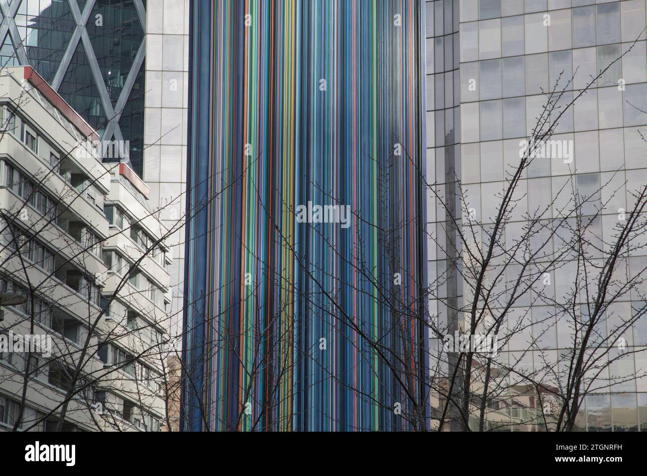 Le Moretti (1995) est une œuvre de Raymond Moretti à la Défense à Paris. Il utilise des tubes en fibre de verre pour couvrir un évent de 32m Banque D'Images