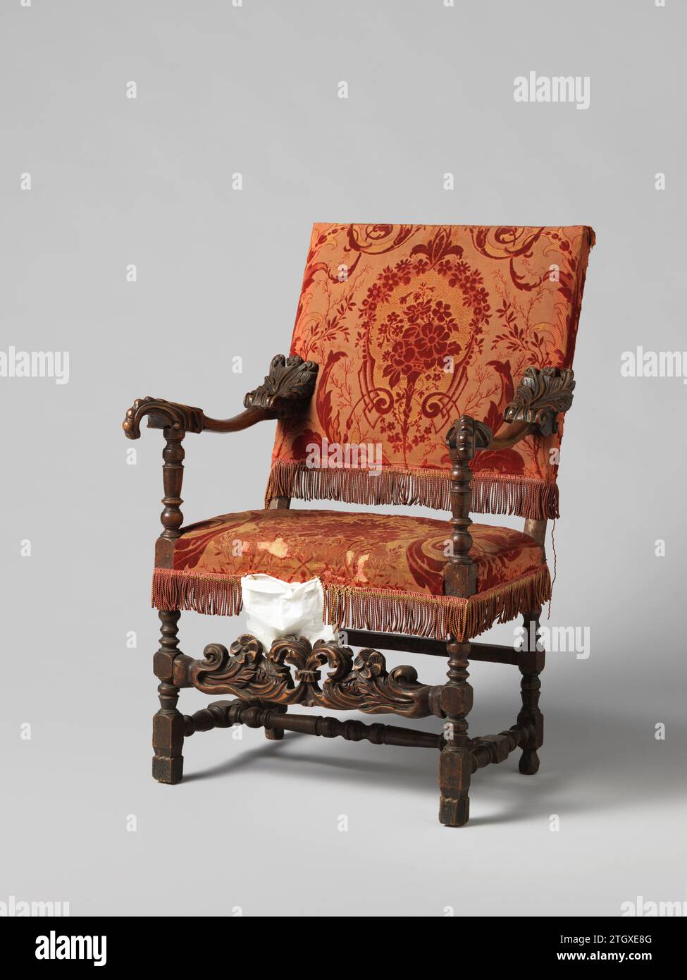 Armstoel, anonyme, 1700 fauteuil en noyer, recouvert de velours moderne pressé rouge avec motifs floraux. Le mobilier repose sur des pieds avec maison et section, reliés par une croix en forme de H. Un sport avec une grande feuille d'acanthe est installé à l'avant. Les étoiles d'accoudoir également articulées soutiennent le léger maintien, à l'avant des banlieues, se terminant par des motifs de feuilles poignardées. Italie bois (matériel végétal). noyer (bois dur). Velours (tissu tissé) fauteuil en noyer, recouvert de velours rouge moderne pressé avec des motifs floraux. Le mobilier repose sur des pieds avec maison et section, reliés par un Banque D'Images