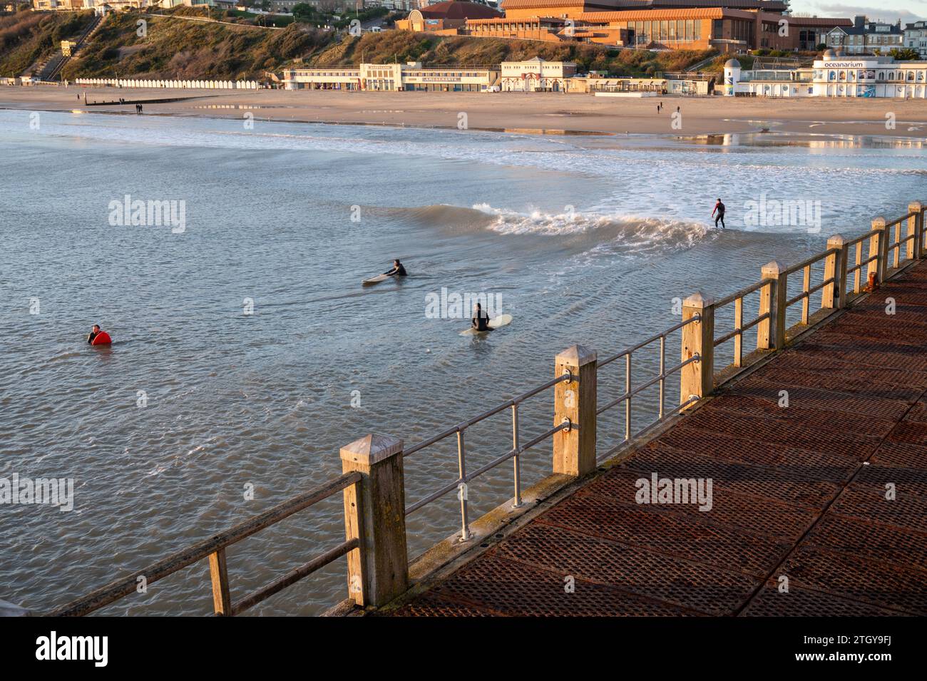 Surfeurs à la jetée de Bounemouth Banque D'Images