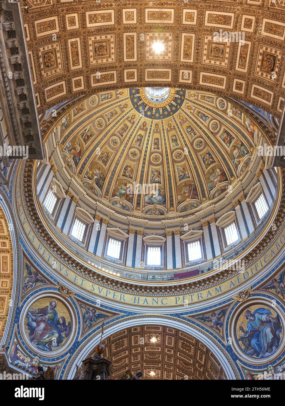 Illustrations en mosaïque sur le dessous du dôme principal dans la basilique Saint-Pierre, Vatican, Rome, Italie. Banque D'Images