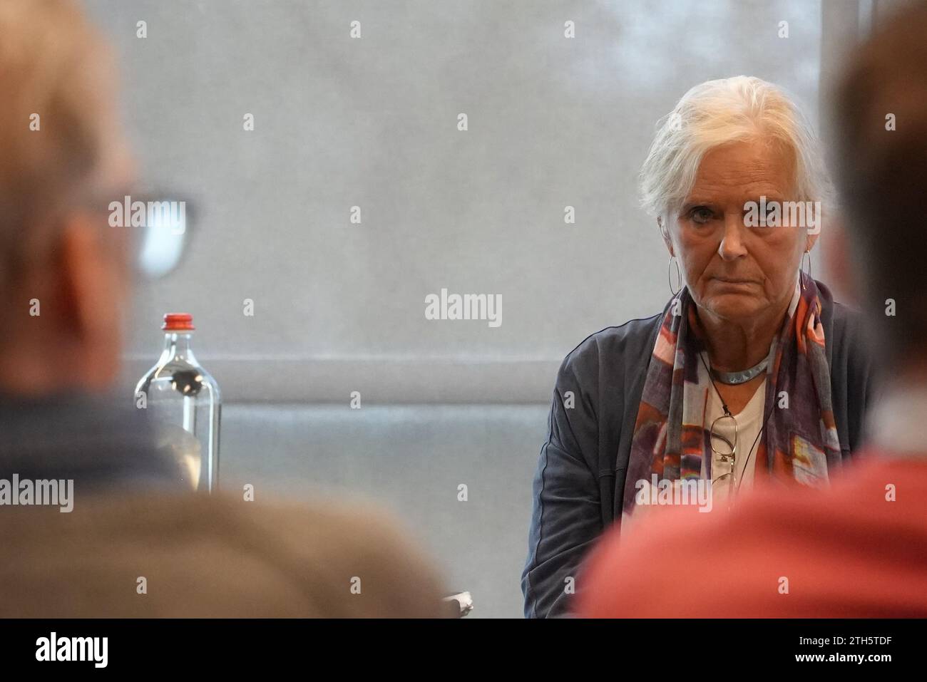 Le professeur émérite Hélène Verougstraete photographié lors d'une conférence de presse critiquant la restauration du retable "Het Lam Gods" (l'adoration de l'agneau mystique - le retable de Gand - l'Agneau Mystique) des frères Hubert et Jan van Eyck, à la cathédrale Sint-Baafs (cathédrale St Bavo) à Gand, mercredi 20 décembre 2023. Deux critiques Coppens et le professeur émérite Verougstraete de la KU Leuven appellent à l'arrêt de la restauration du retable de Gand. Le gouvernement flamand, qui a alloué des millions pour la restauration, avait déjà exprimé sa confiance dans le e Banque D'Images