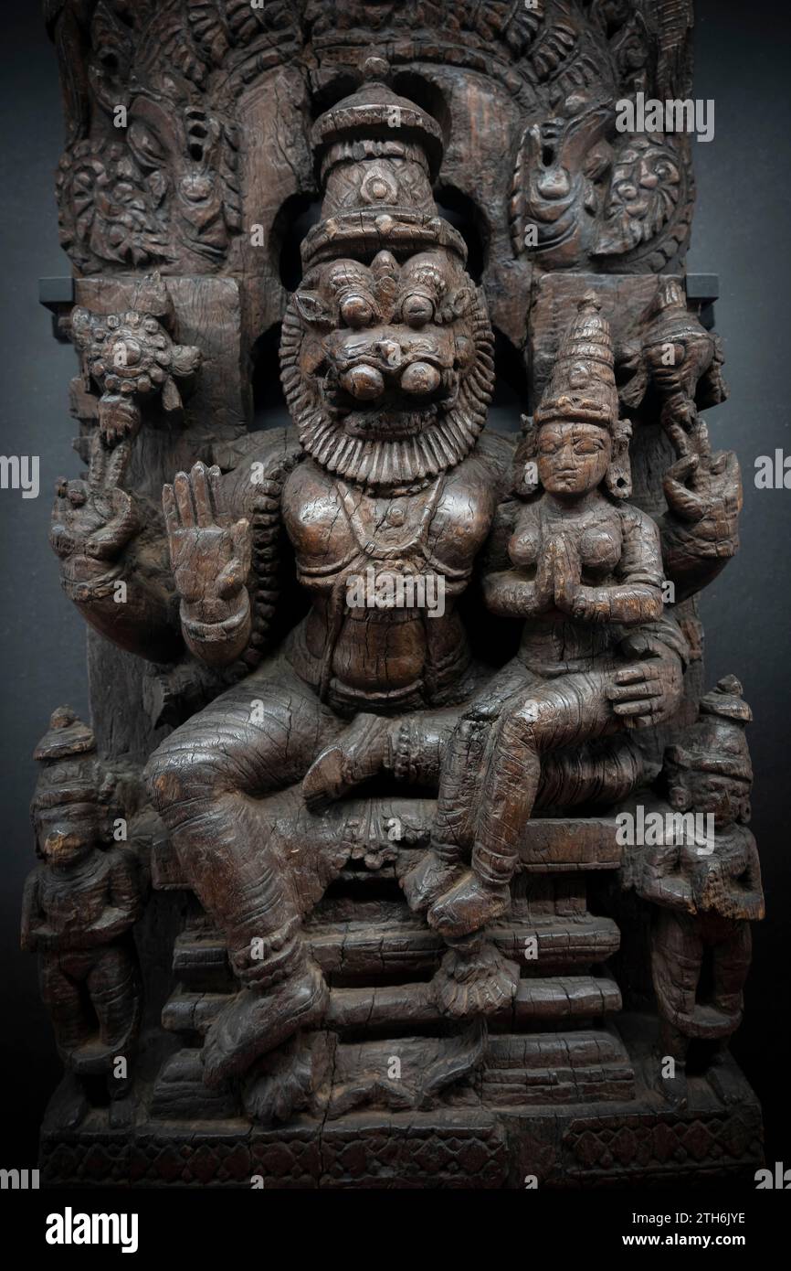 Paris, France - 12 15 2023 : la Galerie de la Grande évolution de Paris. Panneau de char de Lakshmi-Narasimha, avatar de Vishnu Banque D'Images